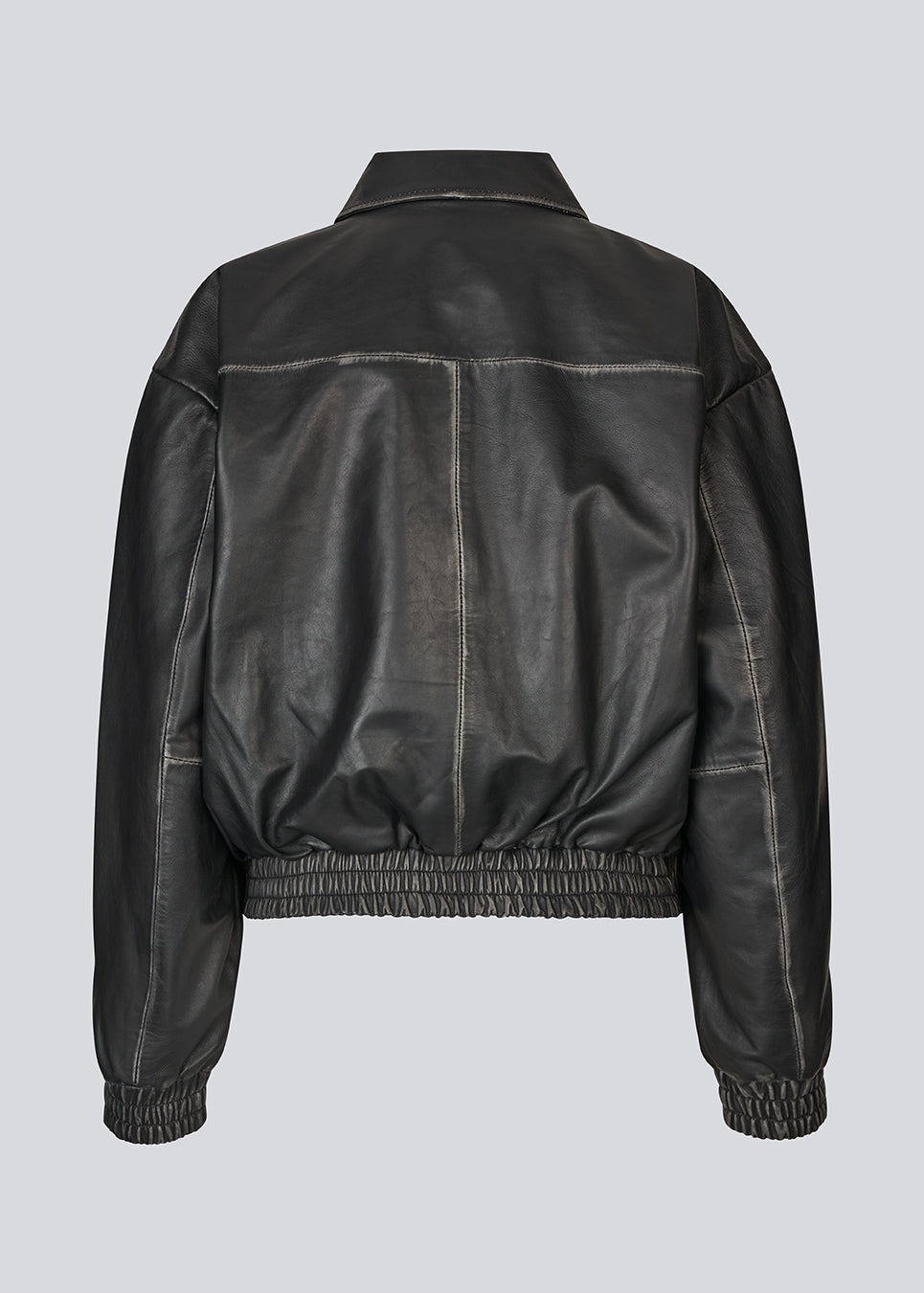 Bomberjakke med et vintagelook i 100% lammelæder. Opeyamd jacket har krave og to forlommer med knappelukning. Modellen er 175 og har en str. s/36 på.