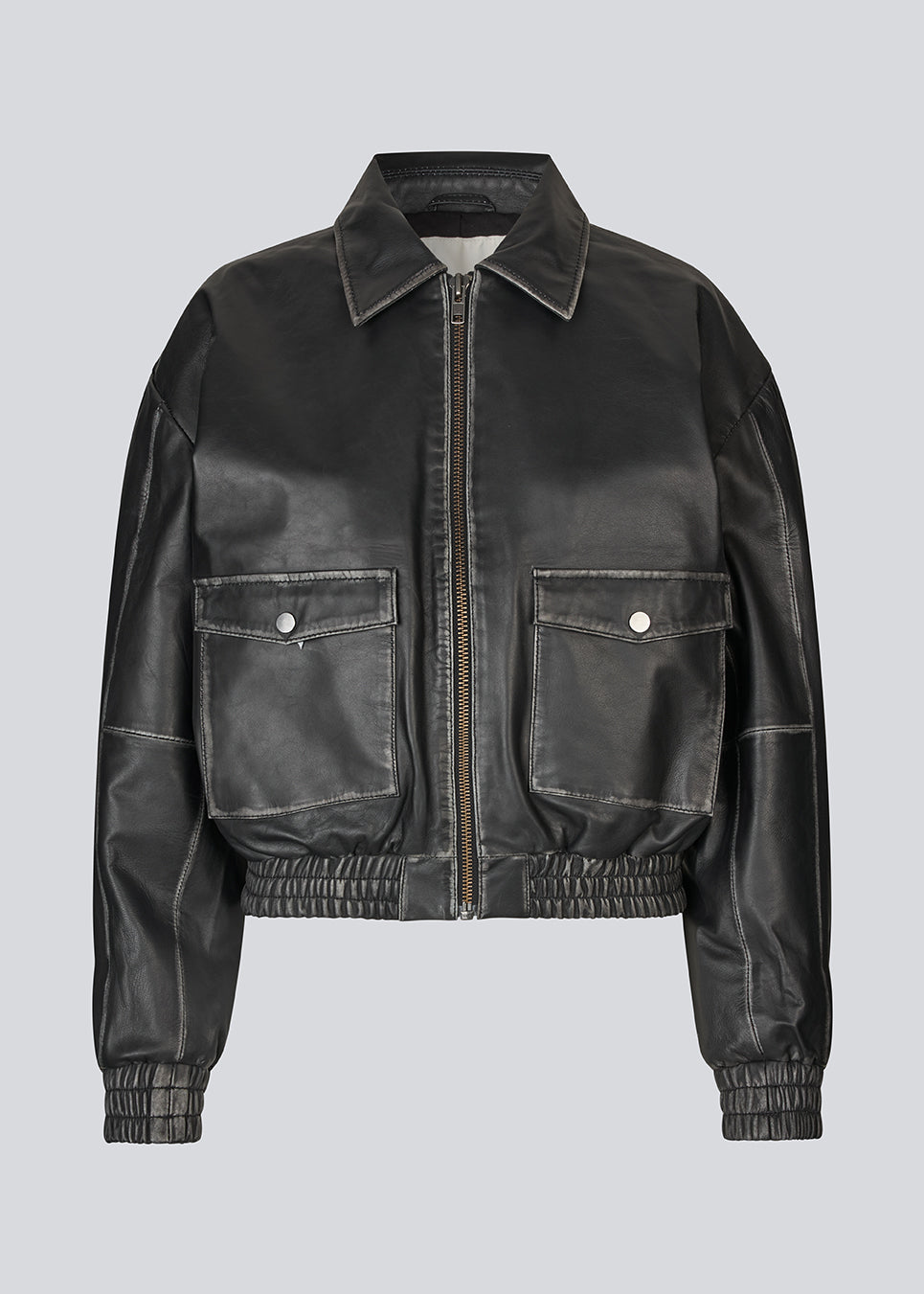 Bomberjakke med et vintagelook i 100% lammelæder. Opeyamd jacket har krave og to forlommer med knappelukning. Modellen er 175 og har en str. s/36 på.