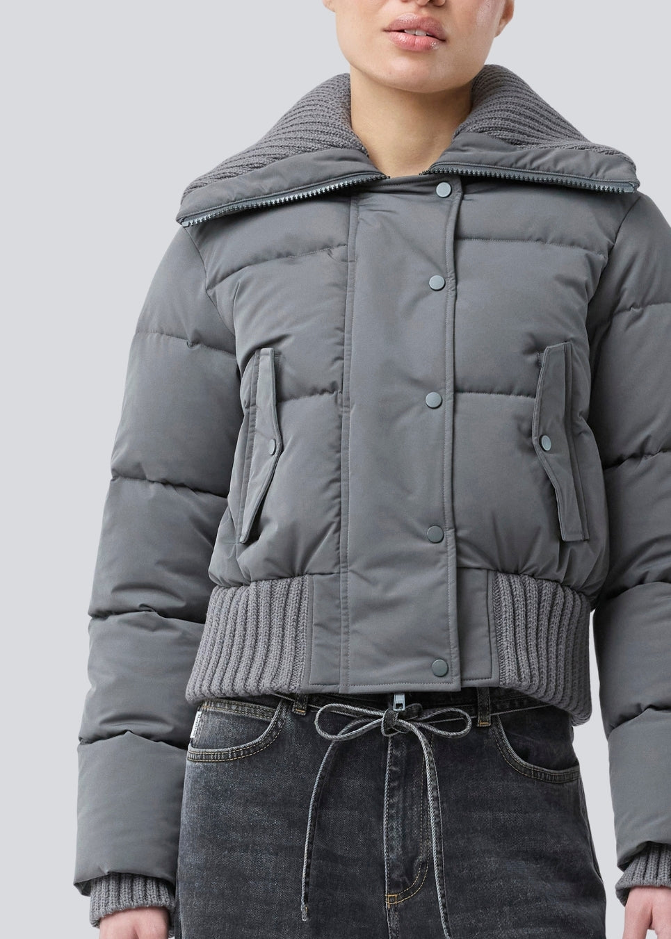 Kort puffer jakke med bred ribbed krave. Orzalamd jacket har lynlåslukning samt knapper fortil og to forlommer. Modellen er 175 cm og har en str. s/36 på.