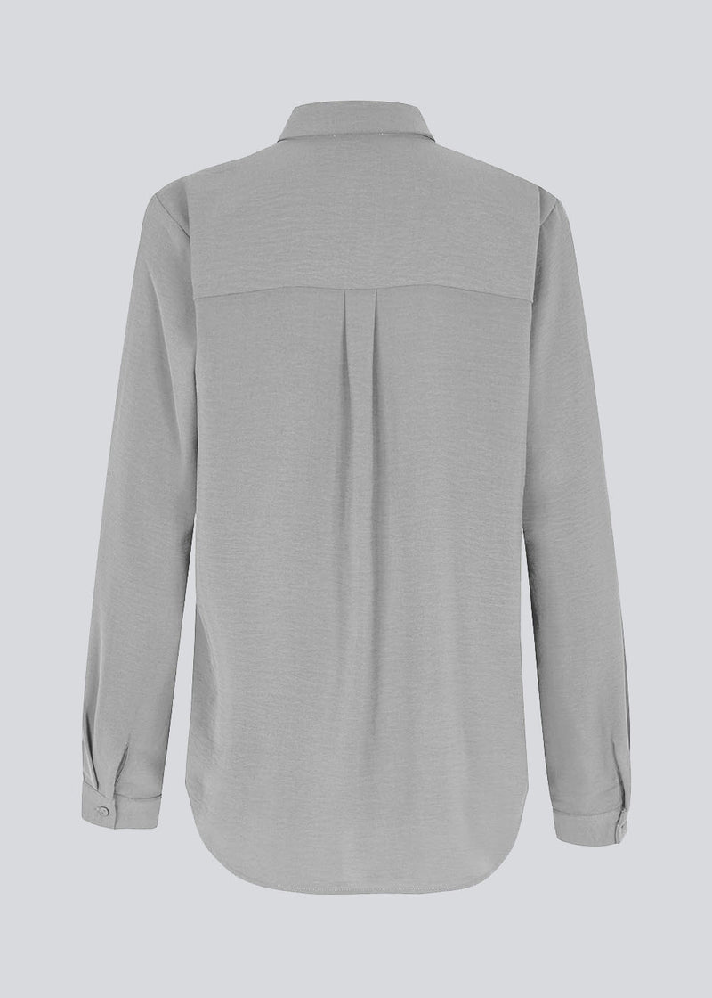 Klassisk skjorte i grå i en løs og afslappet pasform. Ossa shirt har en lille krave, smal manchet og knapper i matchende farve for et ensartet design. Modellen er 173 cm og har en størrelse S/36 på