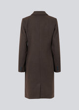 Smuk knælang uldfrakke i mørkebrun. Pamela coat bliver knappet fortil af 3 store knapper og er taljeret, som giver et feminint udtryk. På grund af den høje kvalitet af uld, vil den være det oplagte valg at bruge til både efterår og de milde vintre. Modellen er 176 cm og har en størrelse S/36 på