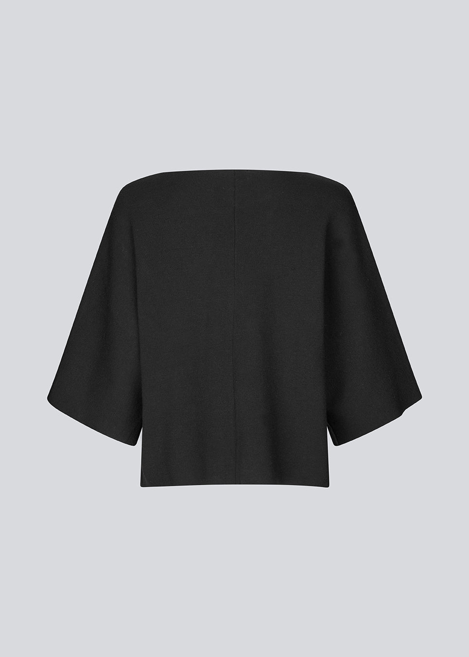 Strikket cardigan i sort med korte ærmer i EcoVero viscose. Parismd SS cardigan har en v-udskæring og knappelukning fortil. 