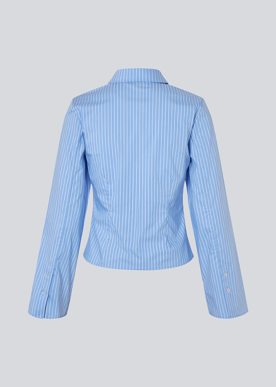 Klassisk figursyet skjorte i bomuldsblanding. Patti shirt har en skjortekrave, knappelukning fortil og lange brede ærmer. Modellen er 175 cm og har en str. S/36 på.