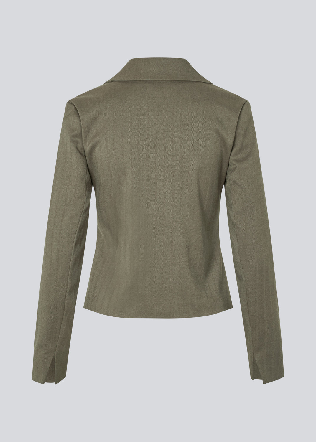 Figursyet blazer med lynlås lukning. Pedromd blazer har lange ærmer, V-udskæring og skjortekrave. Modellen er 175 cm og har en str. S/36 på.