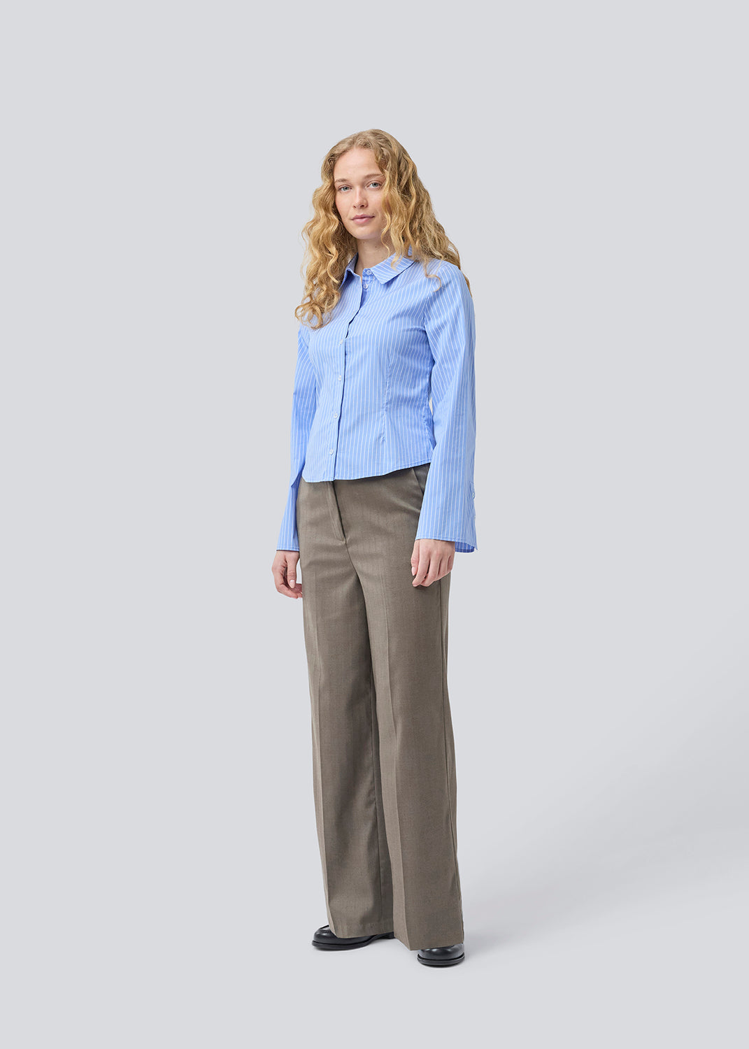 Bukser med pressefolder, brede ben og bindebånd. Pedromd pants har en elastisk i taljen og sidelommer. Modellen er 175 cm og har en str. S/36 på.