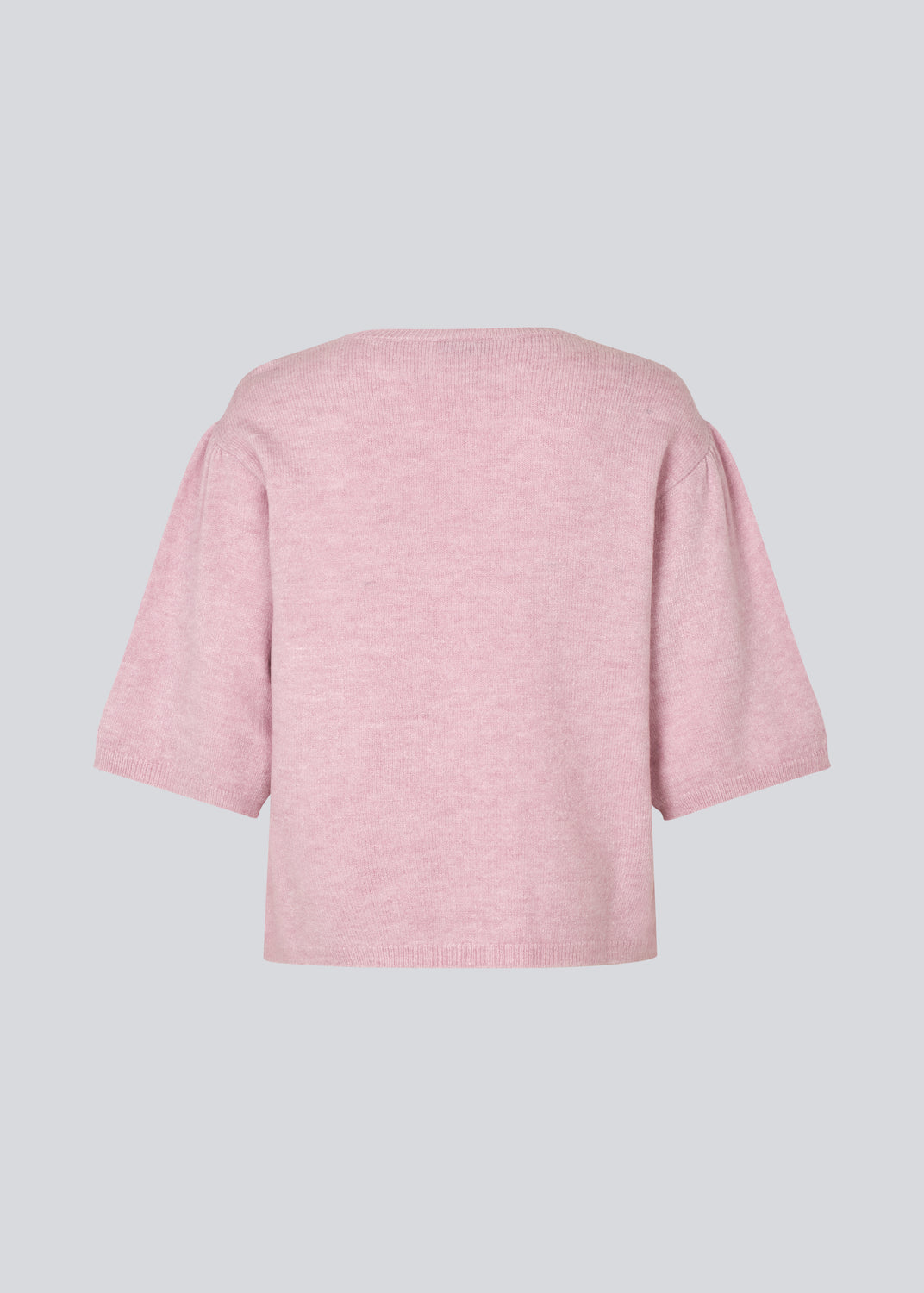 Blød strik med korte pufærmer. Petronellamd SS o-neck har en rund hals og ribkant. Modellen er 175 cm og har en str. S/36 på.