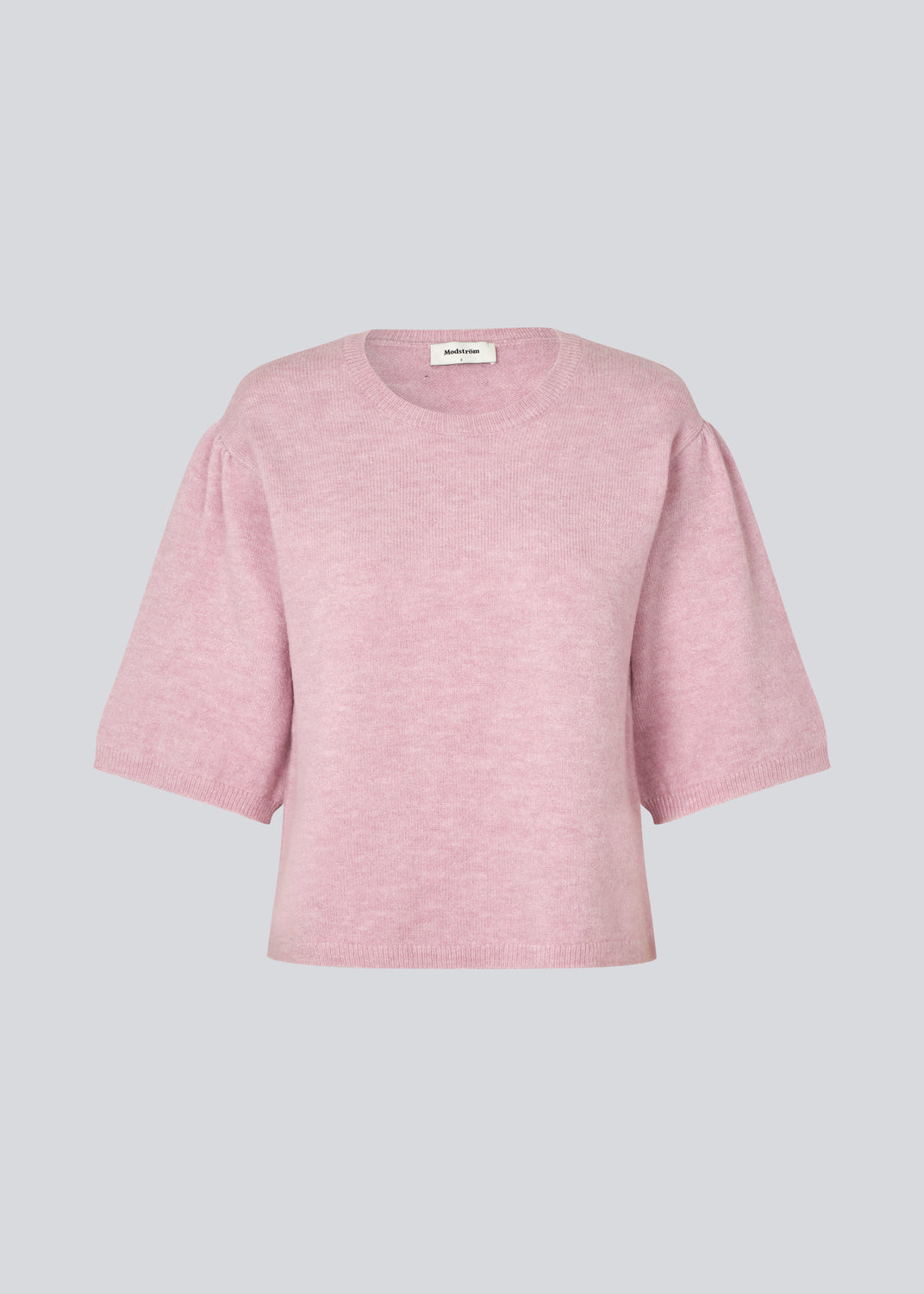 Blød strik med korte pufærmer. Petronellamd SS o-neck har en rund hals og ribkant. Modellen er 175 cm og har en str. S/36 på.