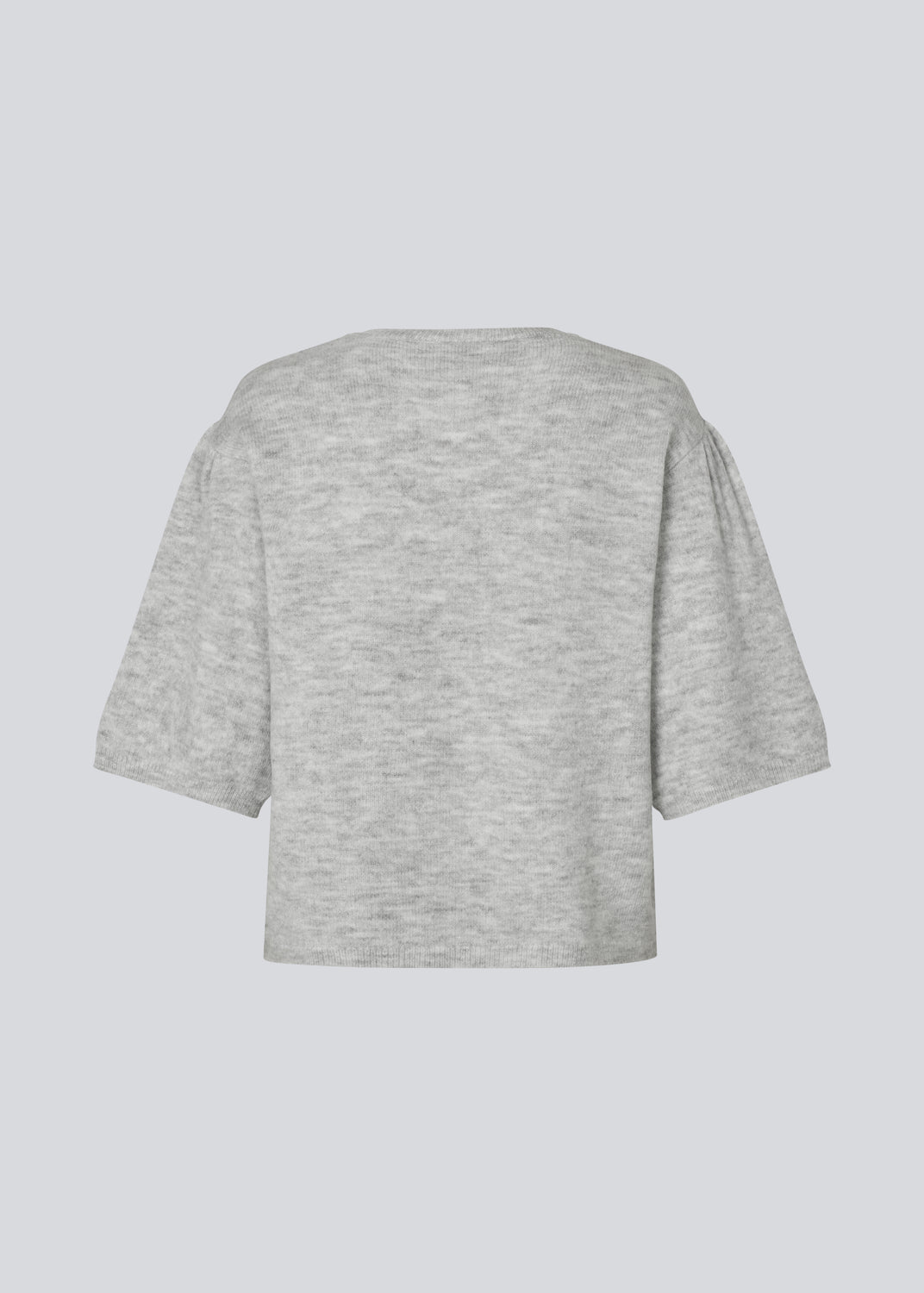 Blød strik med korte pufærmer. Petronellamd SS o-neck har en rund hals og ribkant. Modellen er 175 cm og har en str. S/36 på.