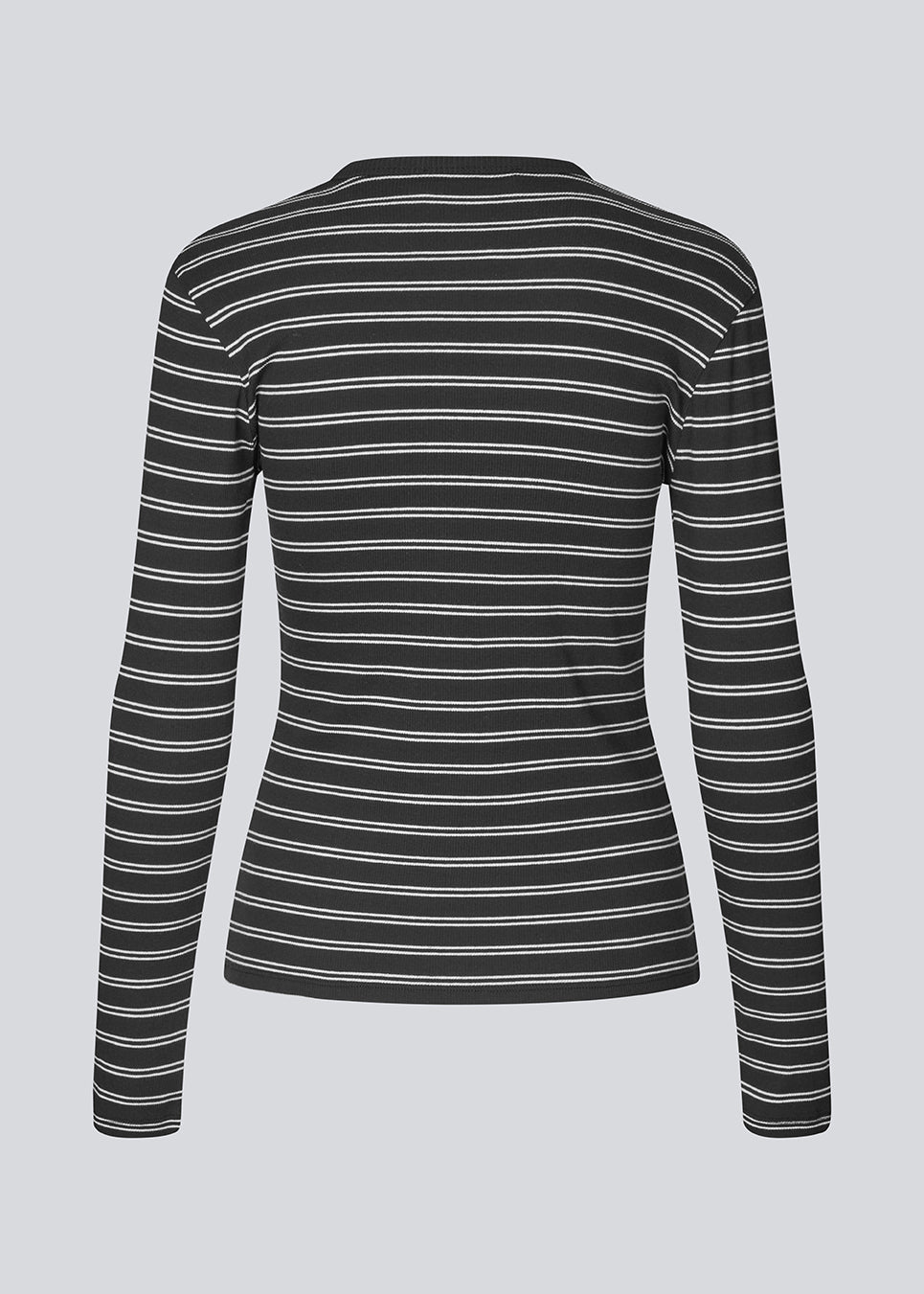 Tætsiddende t-shirt i ribbed jersey. Pilmd LS stripe t-shirt har lange ærmer og er lavet i 100% økologisk bomuld. Modellen er 175 cm og har en str. S/36 på.