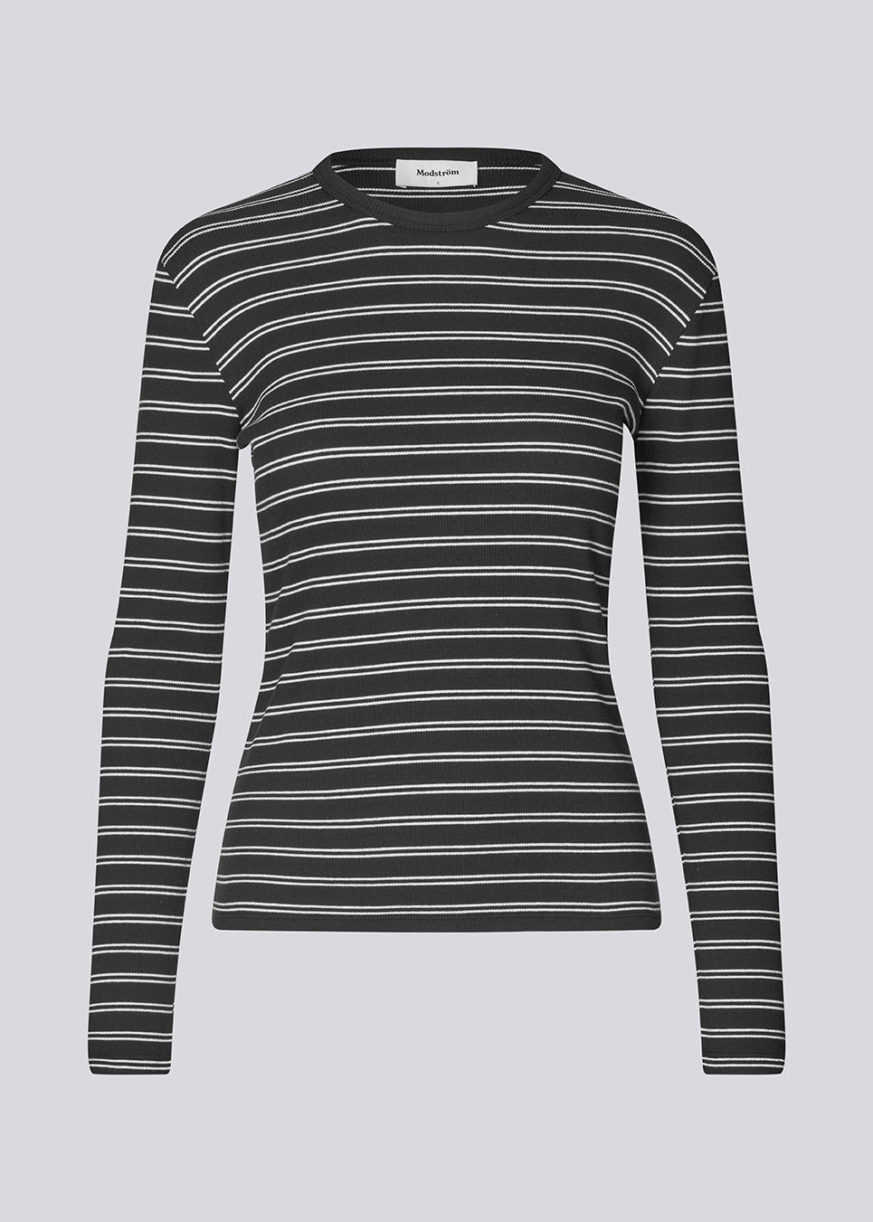 Tætsiddende t-shirt i ribbed jersey. Pilmd LS stripe t-shirt har lange ærmer og er lavet i 100% økologisk bomuld. Modellen er 175 cm og har en str. S/36 på.