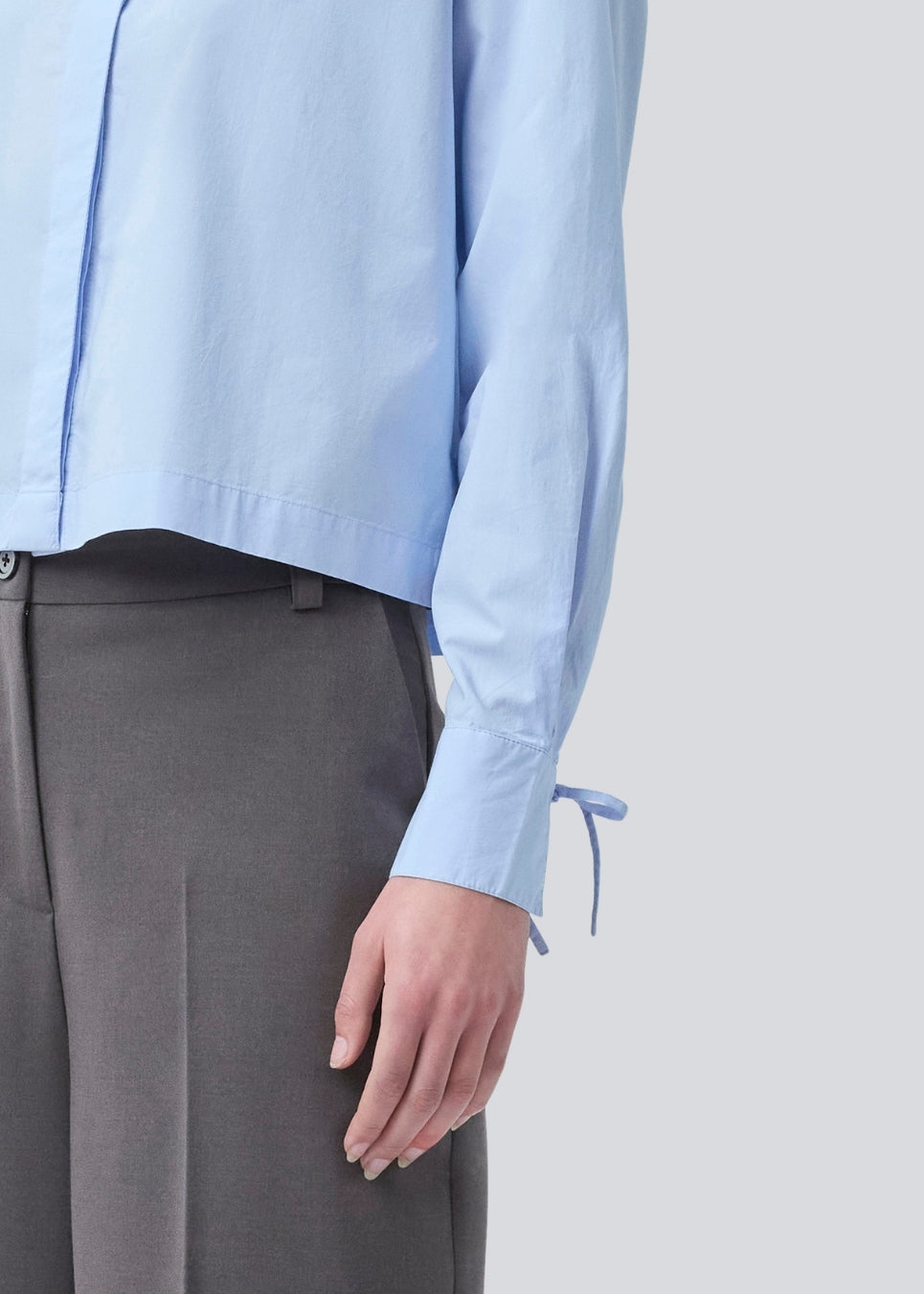 Kort skjorte i 100% økologisk bomuld. Poemymd shirt har en skjult knappelukning og manchet med bindebånds lukning. Modellen er 175 cm og har en str. s/36 på.