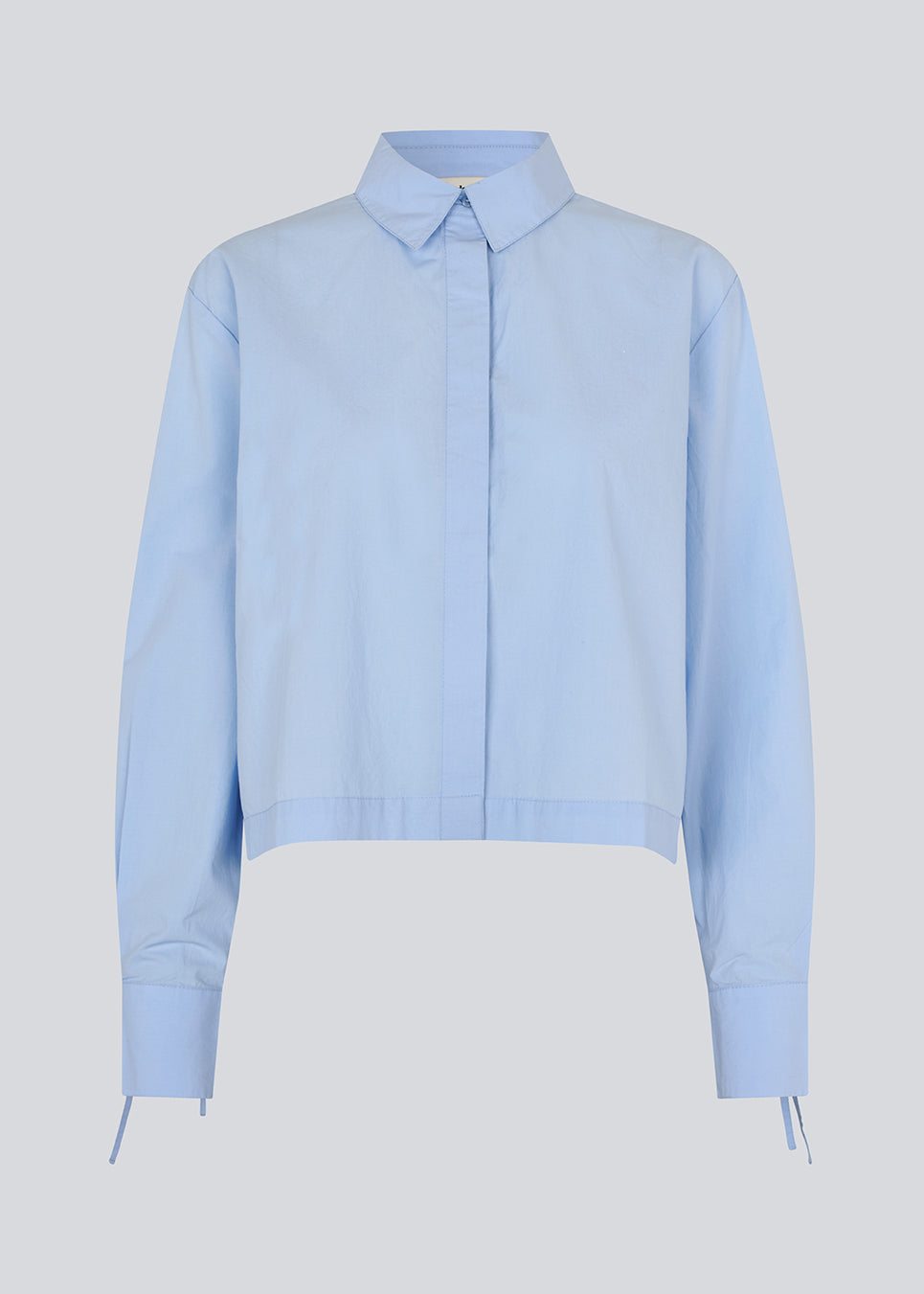 Kort skjorte i 100% økologisk bomuld. Poemymd shirt har en skjult knappelukning og manchet med bindebånds lukning. Modellen er 175 cm og har en str. s/36 på.