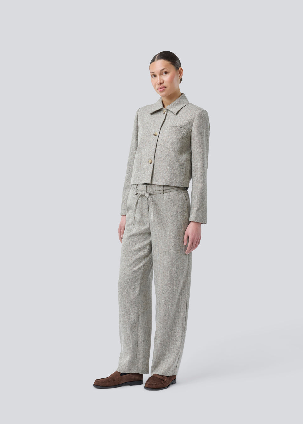 Bukser med lige ben og bindebånd i taljen. Popemd pants har en elastik i taljen og sidelommer. Modellen er 175 cm og har en str. S/36 på.