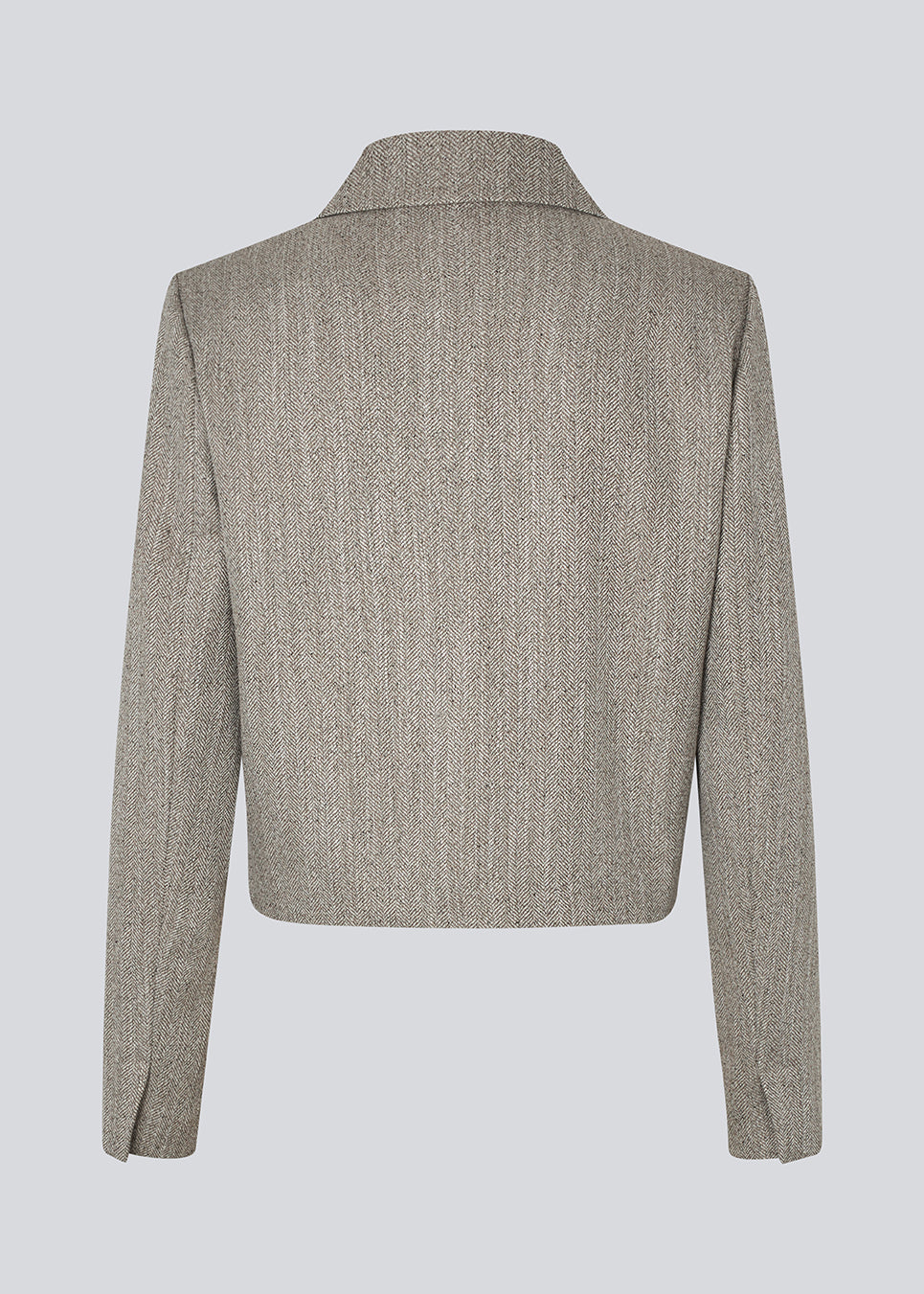 Kort jakke med skjortekrave og knaplukning fortil. Popemd jacket har lange ærmer med slids og en brystlomme. Modellen er 175 cm og har en str. S/36 på.
