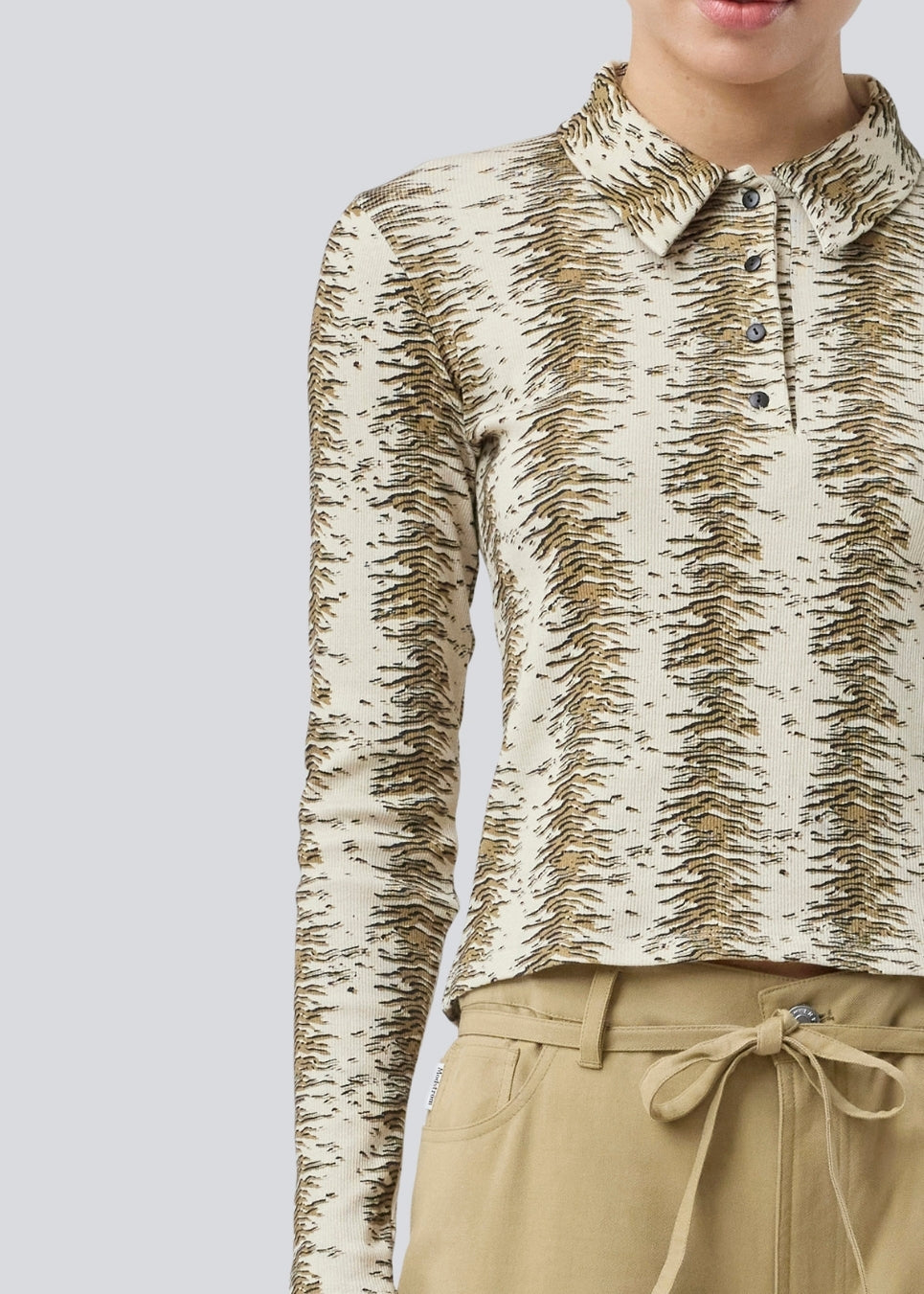 Langærmet polo i rib jersey. Posiamd print LS polo er figursyet og har en skjortekrave med stolpelukning. Modellen er 175 cm og har en str S/36 på.