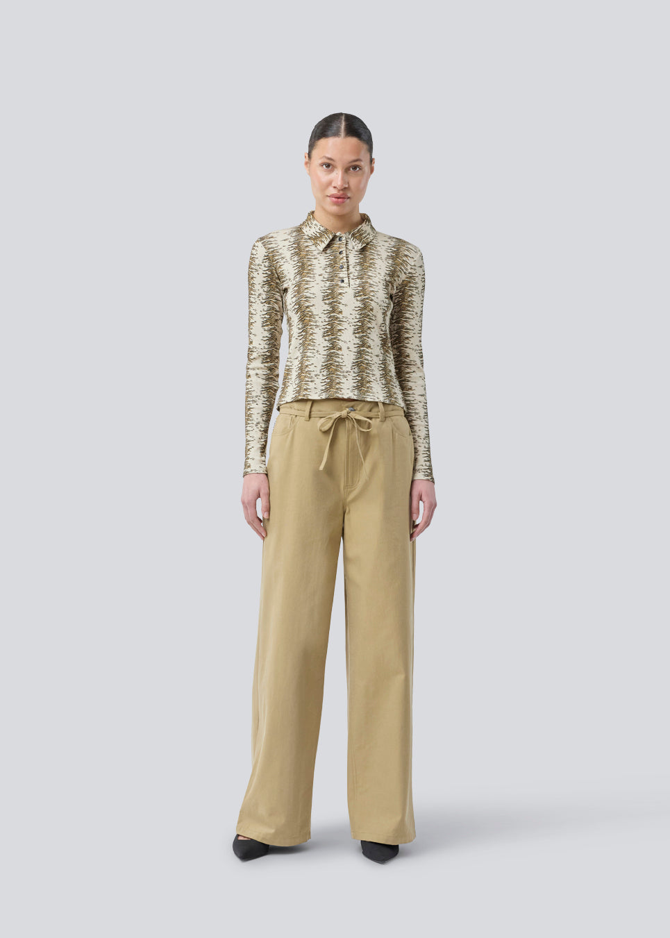 Langærmet polo i rib jersey. Posiamd print LS polo er figursyet og har en skjortekrave med stolpelukning. Modellen er 175 cm og har en str S/36 på.