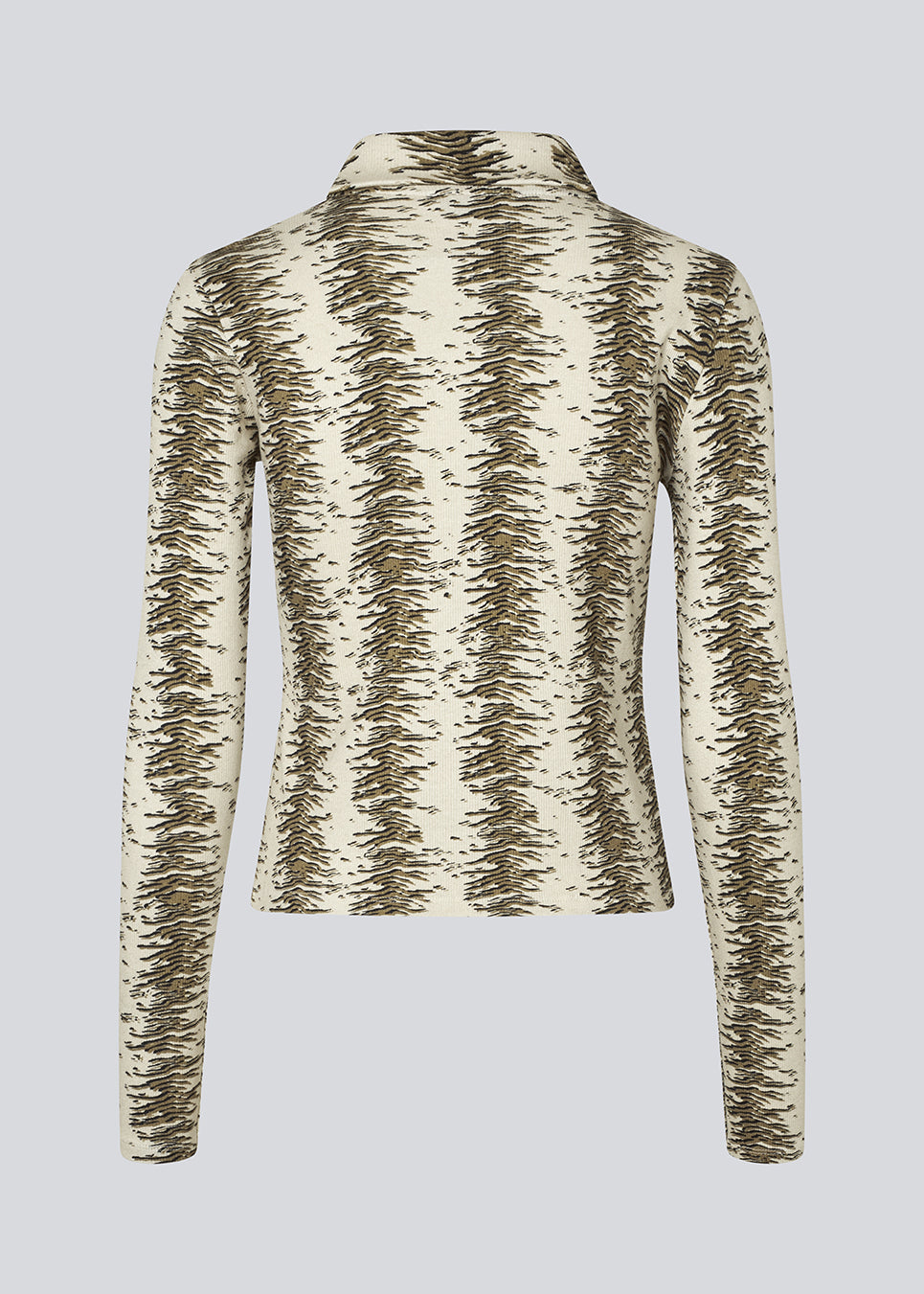 Langærmet polo i rib jersey. Posiamd print LS polo er figursyet og har en skjortekrave med stolpelukning. Modellen er 175 cm og har en str S/36 på.