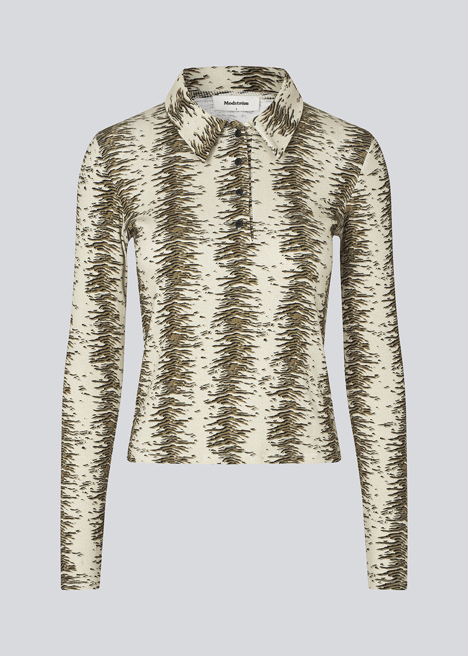 Langærmet polo i rib jersey. Posiamd print LS polo er figursyet og har en skjortekrave med stolpelukning. Modellen er 175 cm og har en str S/36 på.