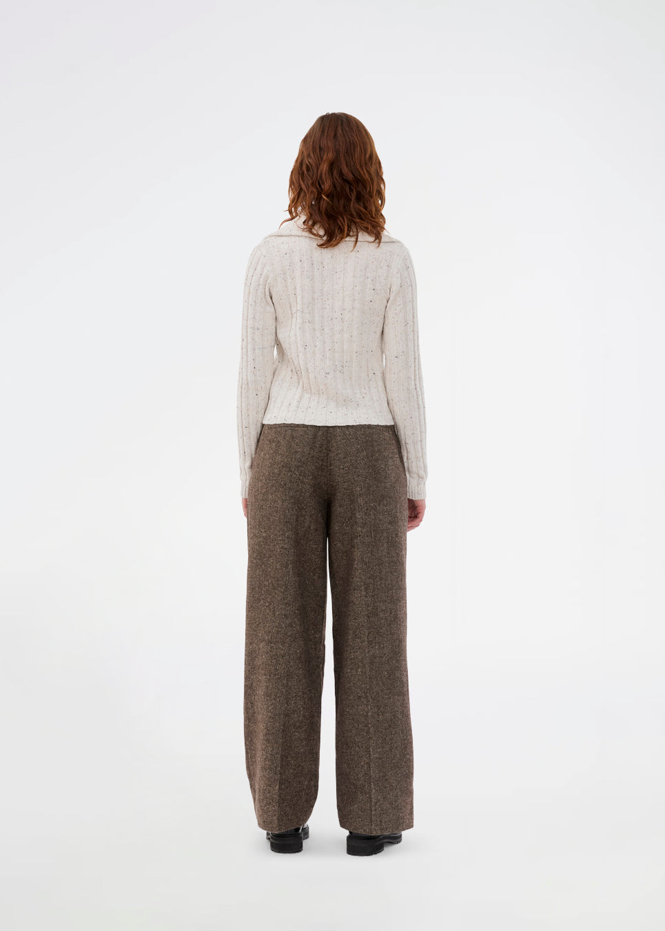 Ribstrikket cardigan med høj hals. Raulmd rollneck cardigan er tætsiddende, stilren og lukkes med lynlås foran – perfekt til et moderne hverdagslook.