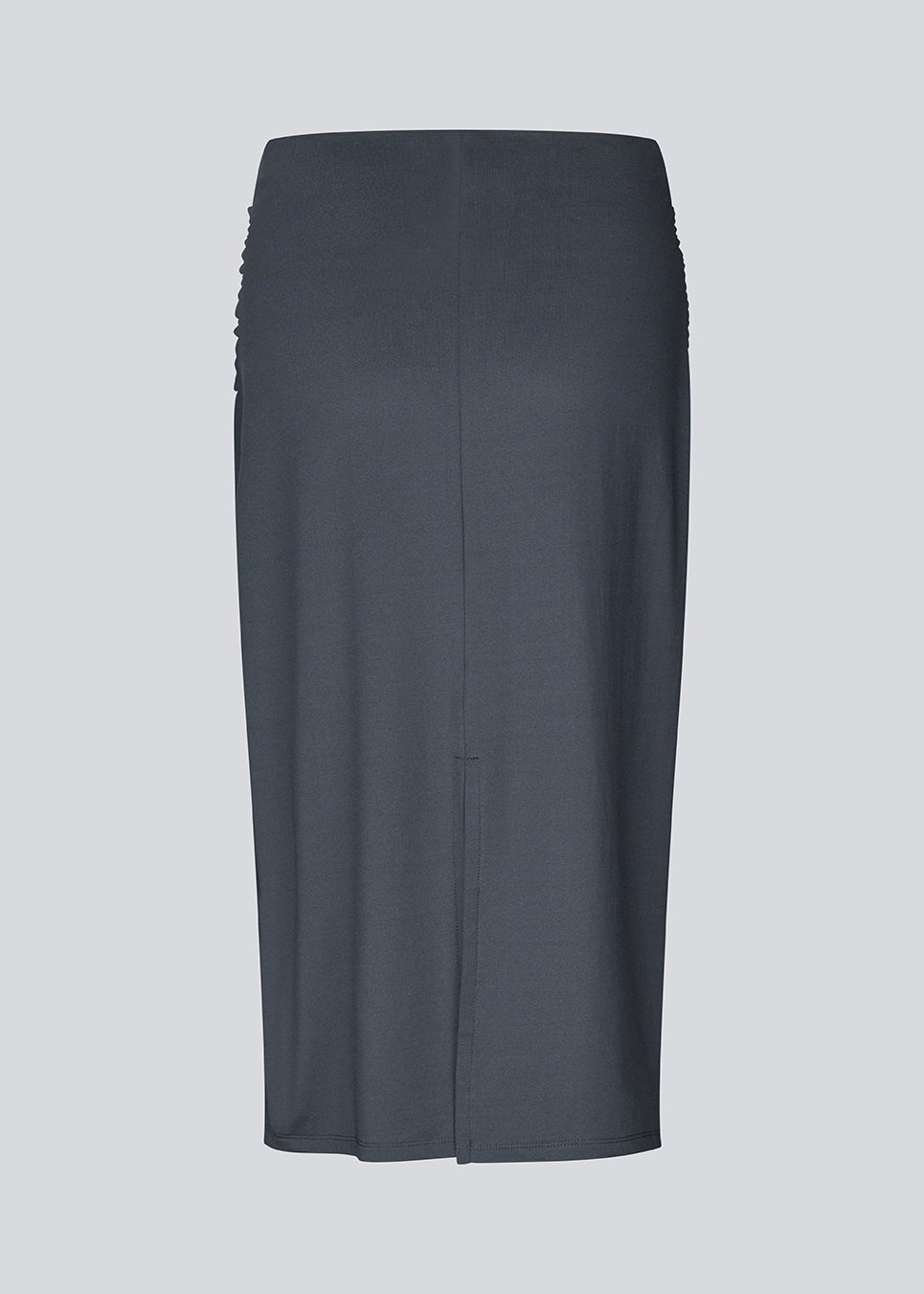 Midi nederdel i genanvendt polyester. Richardmd skirt er en tætsiddende nederdel med en smuk draperingsdetajle og guld spænde fortil – enkel og feminin.