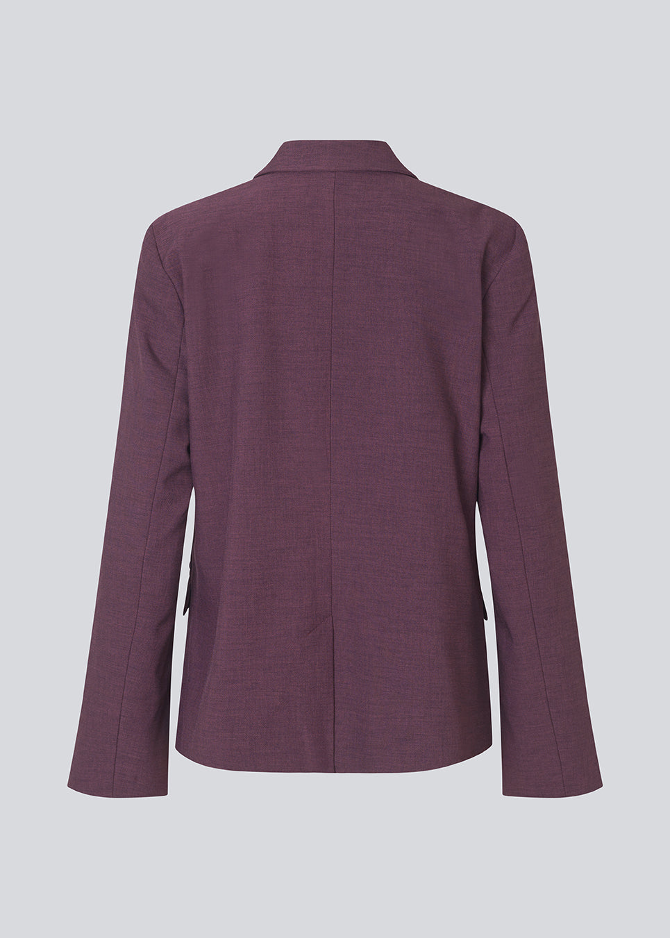 Lilla klassisk blazer med et elegant design. Ripleymd blazer har en reverskrave, to lommer fortil og en asymestisk knappelukning.