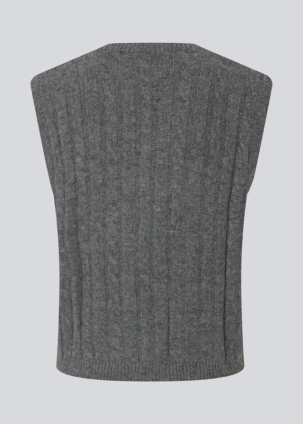 Tætsiddende vest i kabelstrik. Risemd vest er tidsløs og har et broderet logo på brystet. Perfekt til et cool og klassisk lag-på-lag look.