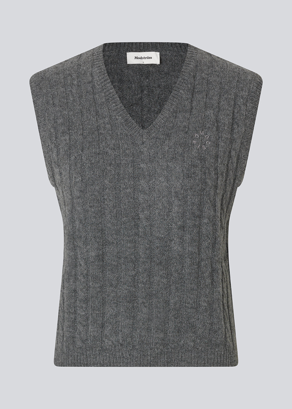 Tætsiddende vest i kabelstrik. Risemd vest er tidsløs og har et broderet logo på brystet. Perfekt til et cool og klassisk lag-på-lag look.