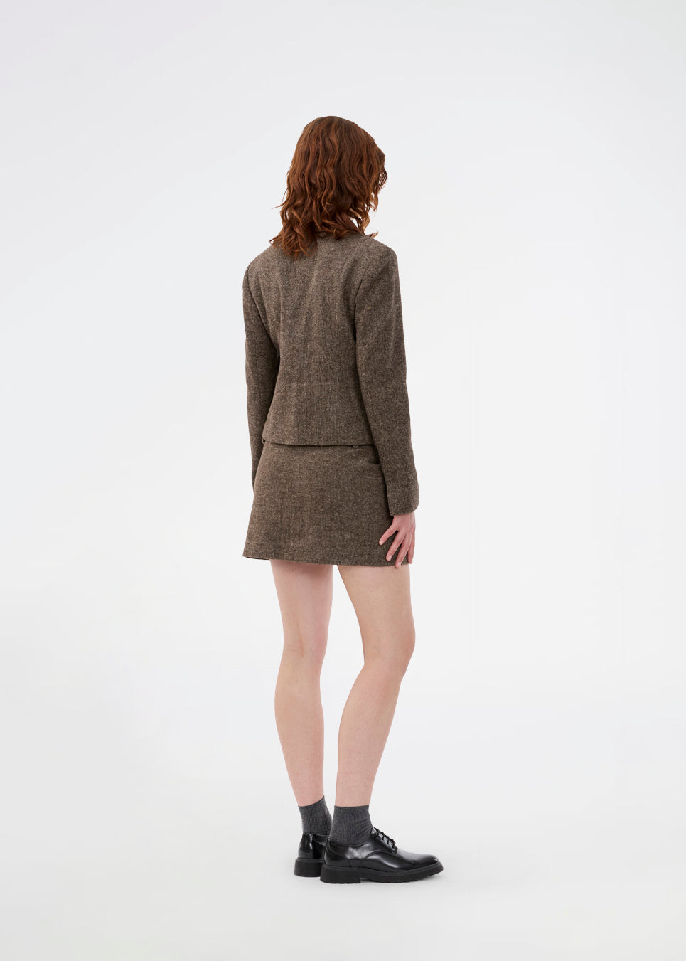 Miniskirt i uld. Rockymd skirt har et bredt bælte med et dekorativt bæltespænde, der giver den et cool og edgy udtyrk.