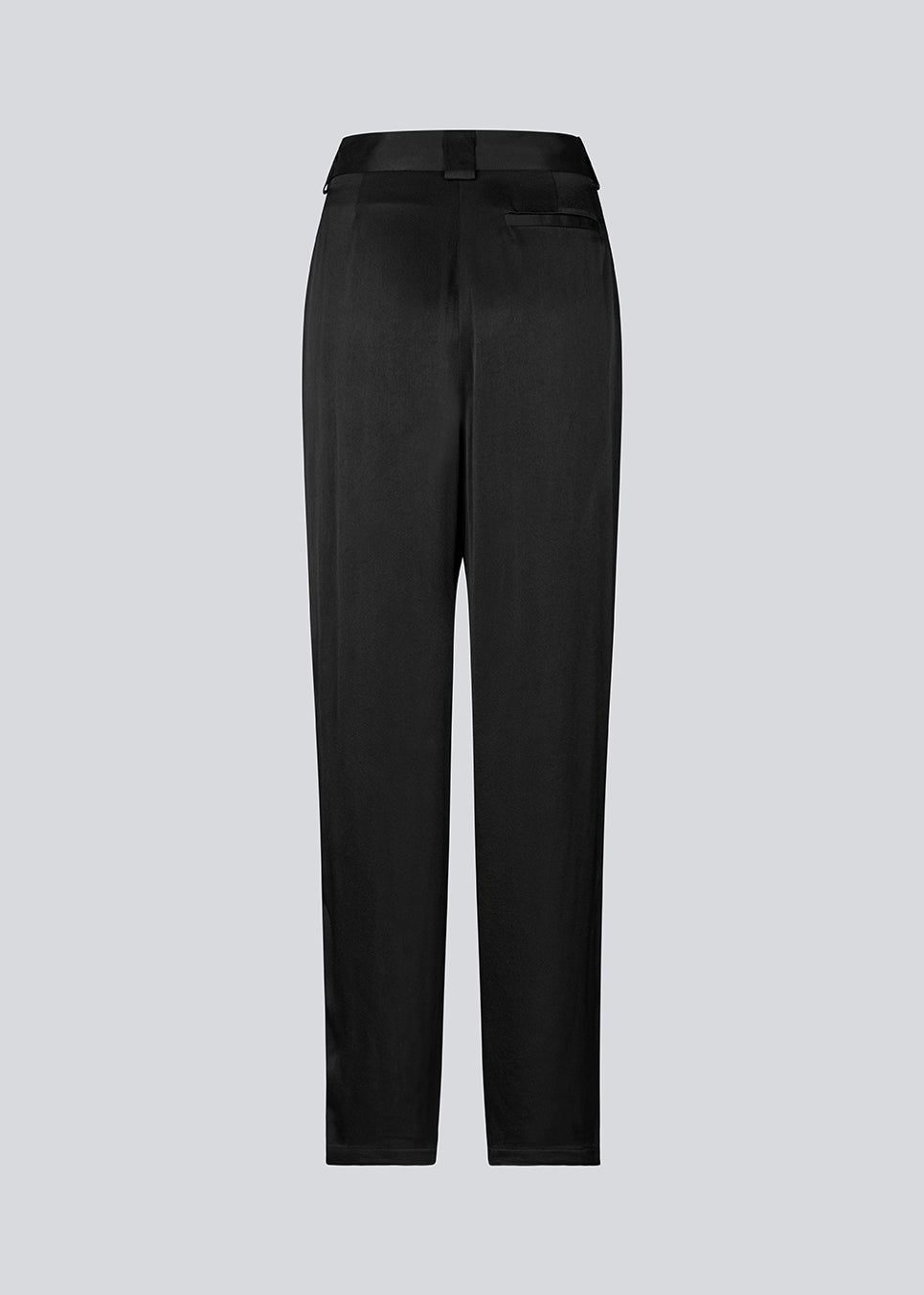 Bukser med bindebælte i satin. Royalmd pants har lige ben og et tidløst snit, der gør dem nemme at style til et hvert look.