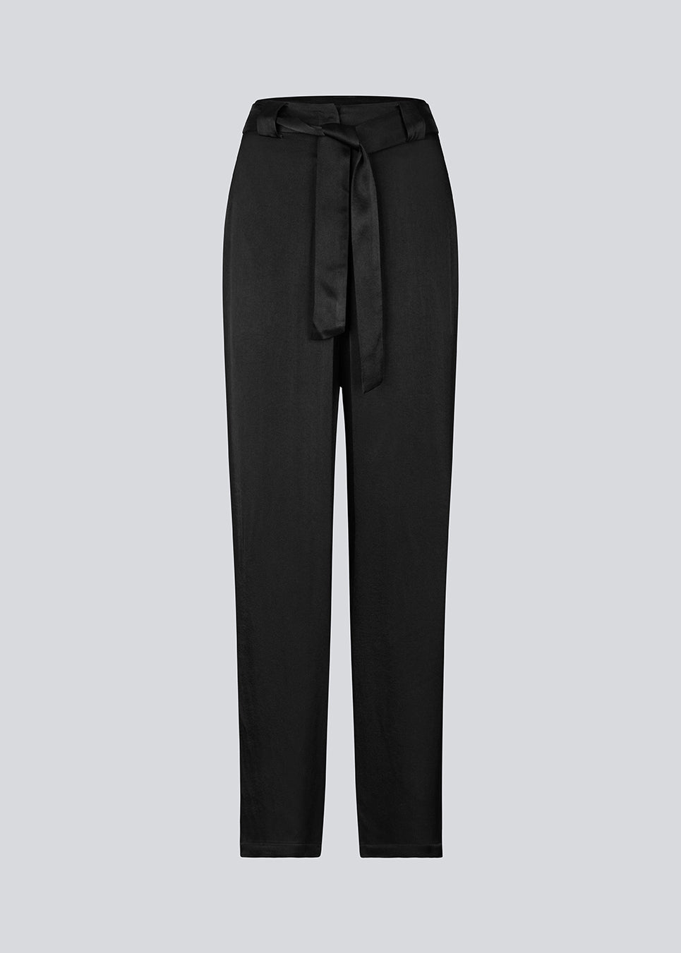 Bukser med bindebælte i satin. Royalmd pants har lige ben og et tidløst snit, der gør dem nemme at style til et hvert look.
