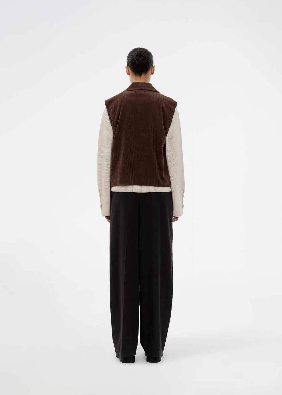 Stilren vest i blød fløjl. Roycemd vest har en moderne asymmetrisk lukning og en enkelt brystlomme. Et alsidigt lag-på-lag item, der er nem at style.