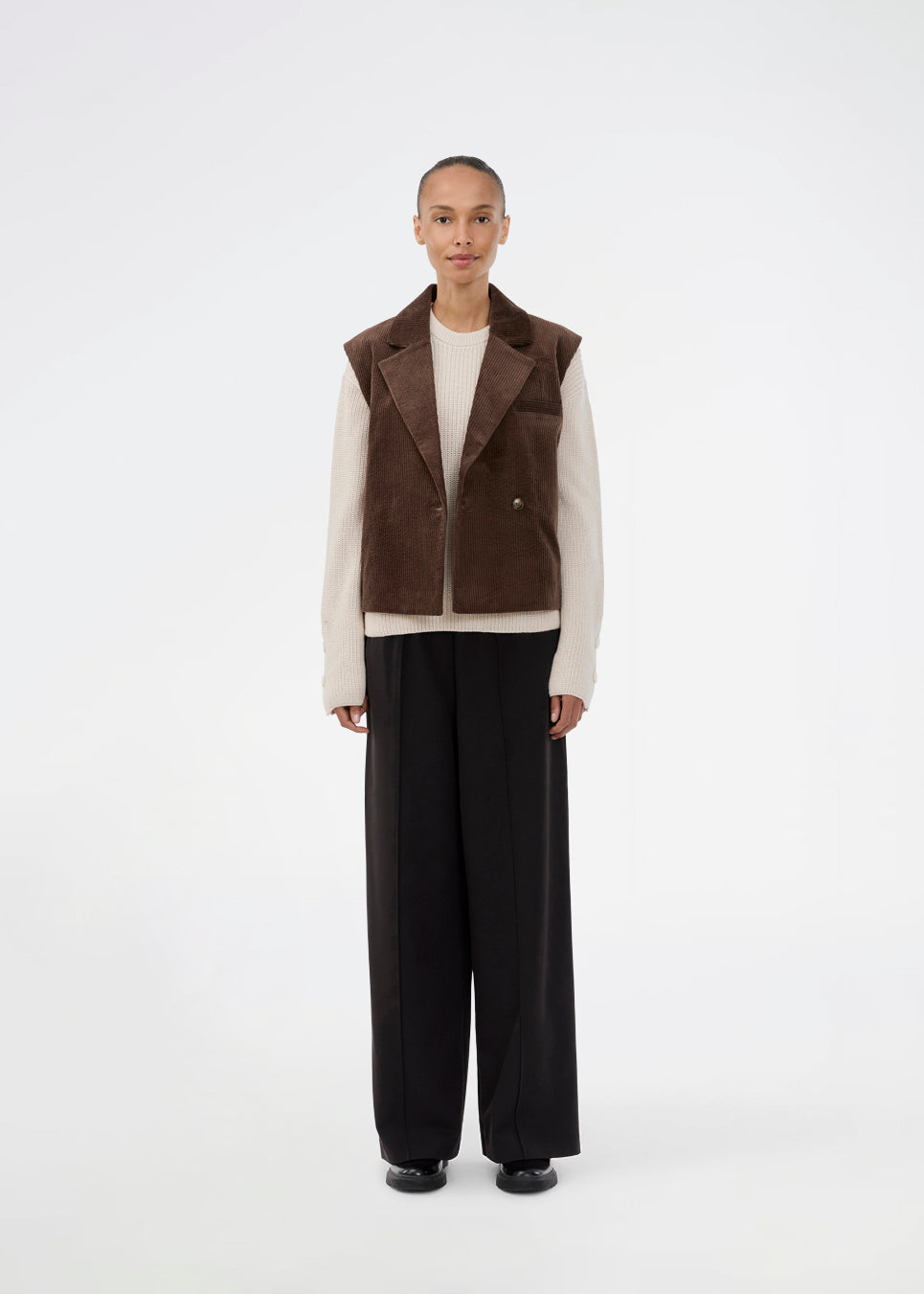 Stilren vest i blød fløjl. Roycemd vest har en moderne asymmetrisk lukning og en enkelt brystlomme. Et alsidigt lag-på-lag item, der er nem at style.