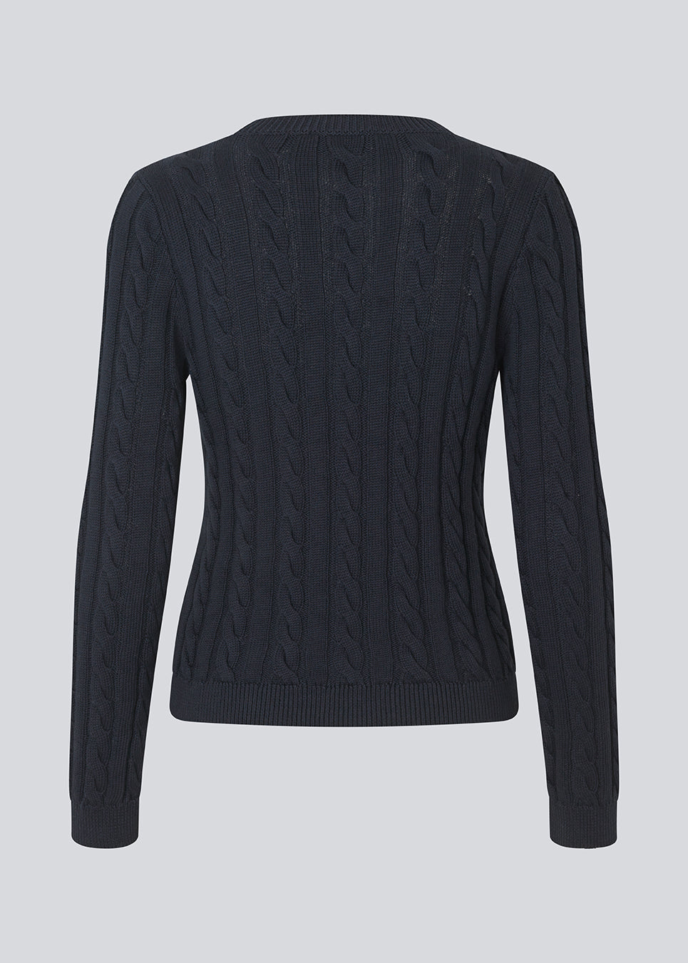 Tætsiddende strik med rund hals i 100% økologisk bomuld. Sabremd o-neck er lavet i kabelstrik og har et broderet brystlogo. Modellen er 175 cm og har en str s/36 på.