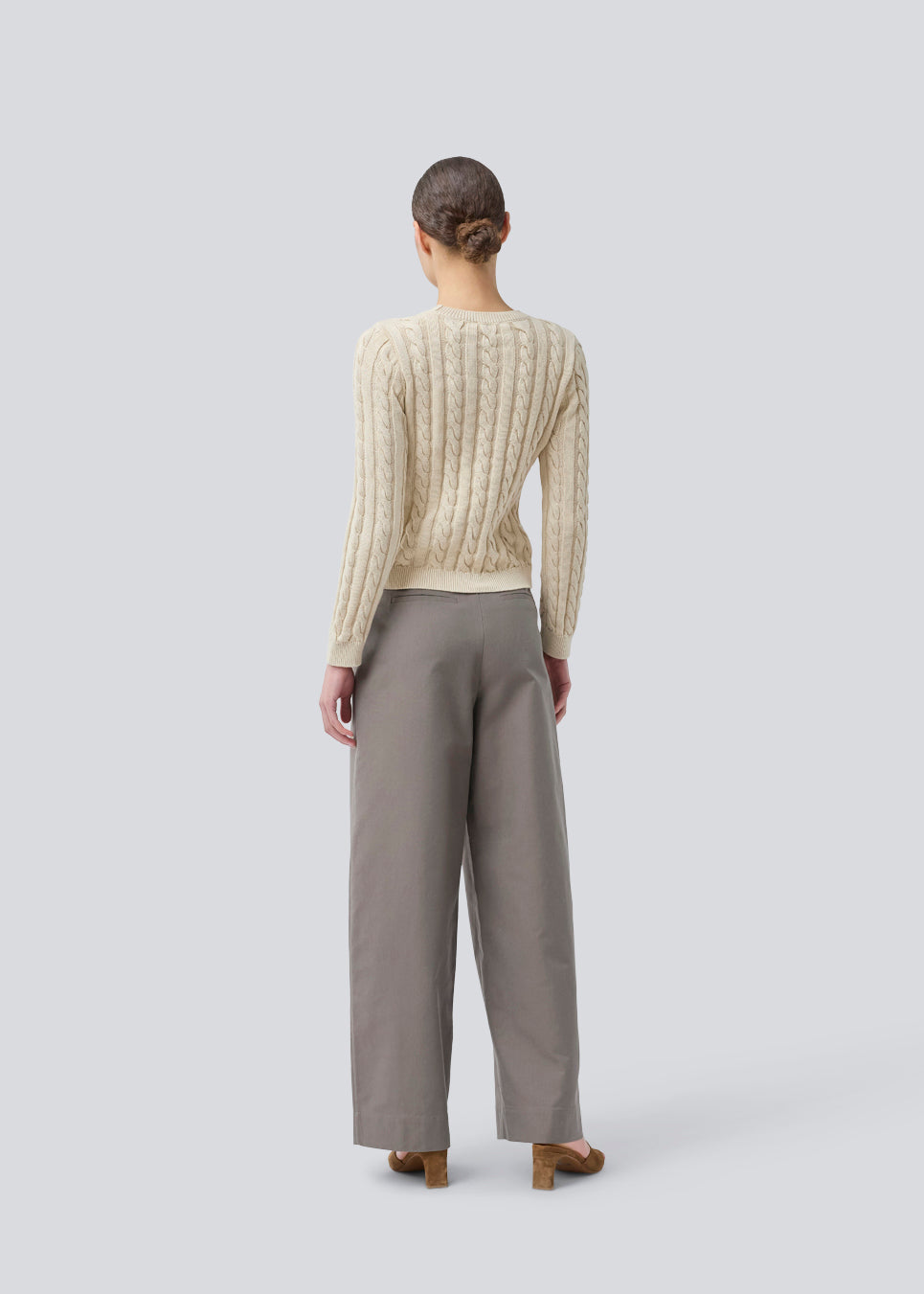 Tætsiddende strik med rund hals i 100% økologisk bomuld. Sabremd o-neck er lavet i kabelstrik og har et broderet brystlogo. Modellen er 175 cm og har en str s/36 på.