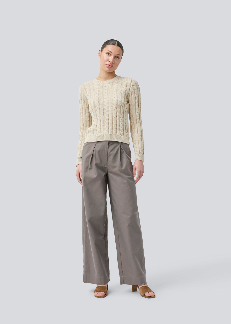 Tætsiddende strik med rund hals i 100% økologisk bomuld. Sabremd o-neck er lavet i kabelstrik og har et broderet brystlogo. Modellen er 175 cm og har en str s/36 på.