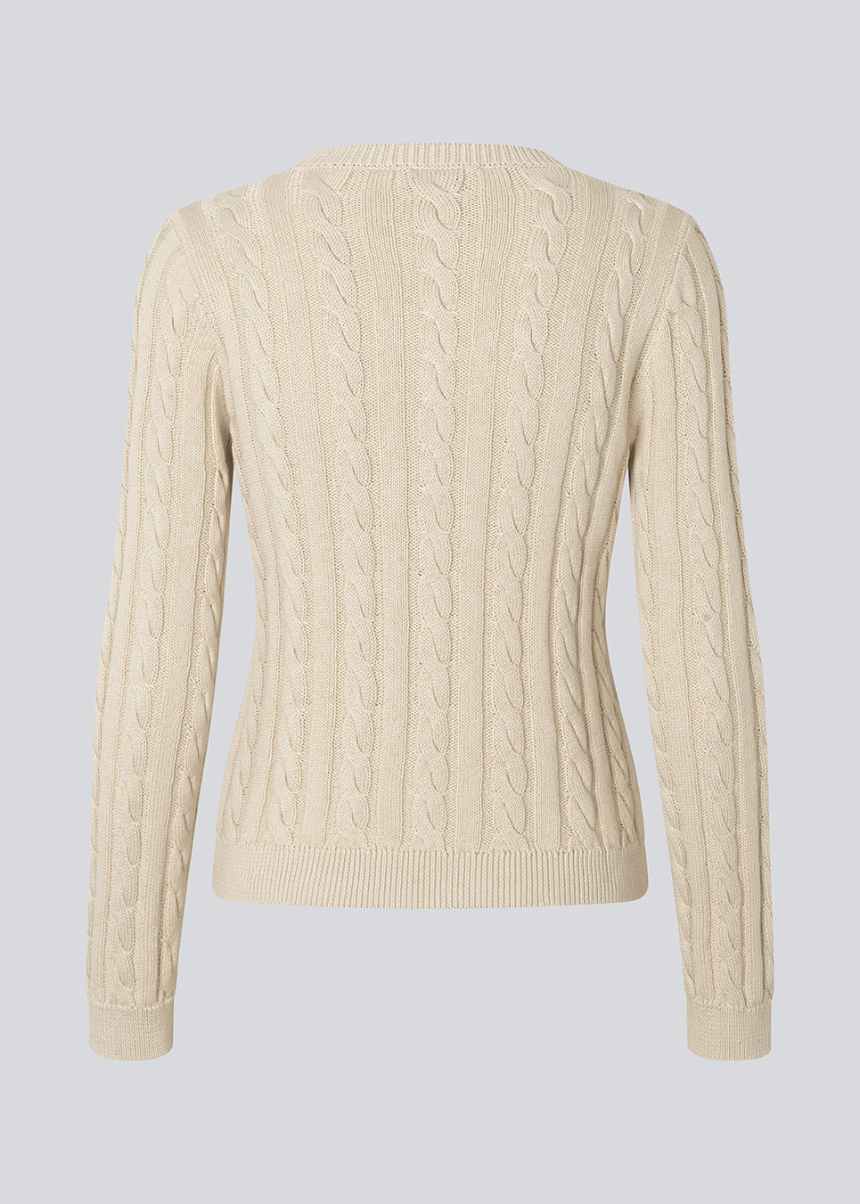 Tætsiddende strik med rund hals i 100% økologisk bomuld. Sabremd o-neck er lavet i kabelstrik og har et broderet brystlogo. Modellen er 175 cm og har en str s/36 på.