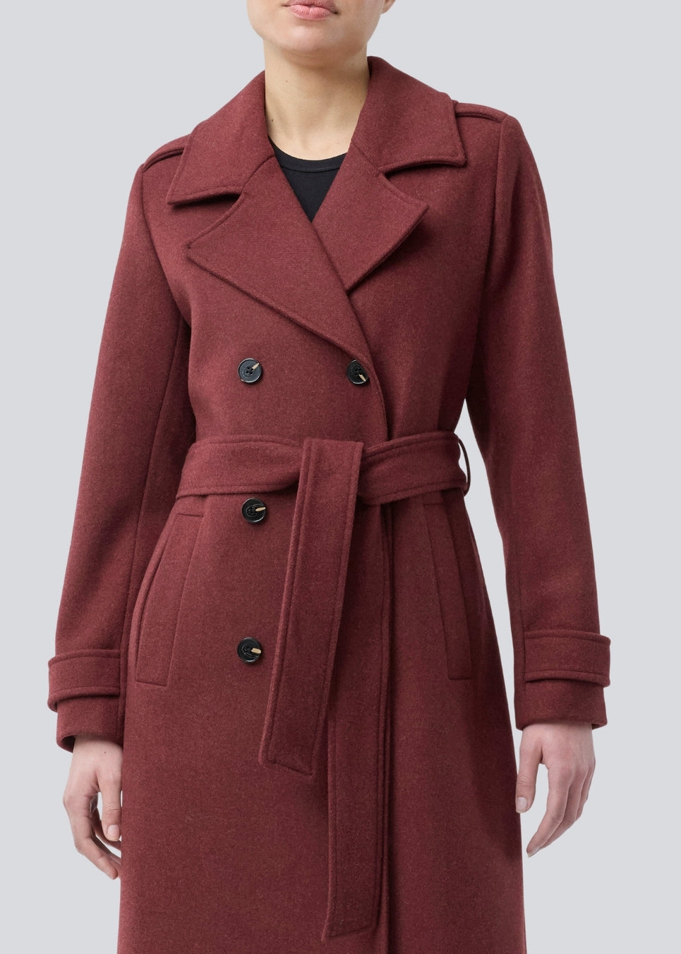 Klassisk, dobbeltradet uldfrakke med krave og revers. ShayMD coat har bredt taljebælte, skulderstropper, brede manchetter og stormflap. Med for og slids bagpå.