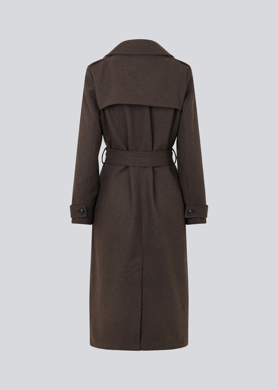 Brun klassisk, dobbeltradet uldfrakke med krave og revers. ShayMD coat, i farven Dark Coffee, har bredt taljebælte, skulderstropper, brede manchetter og stormflap. Med for og slids bagpå.