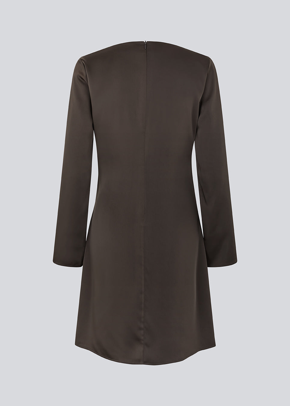Vores meget populære og altid udsolgt Tailormd dress er nu kommet i en kortere version med lange ærmer. Stadig i en smuk satin med flatterende rynkedetalje i siden og halsudskæring med let vandfald. TailorMD LS short dress har lange ærmer og usynlig lynlås i ryggen.
