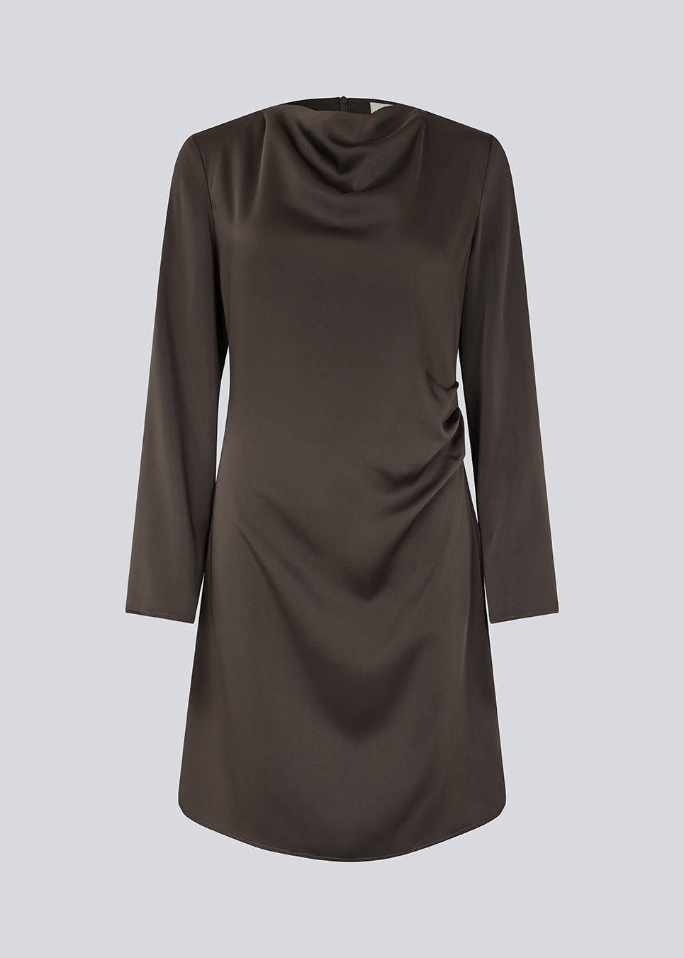 Vores meget populære og altid udsolgt Tailormd dress er nu kommet i en kortere version med lange ærmer. Stadig i en smuk satin med flatterende rynkedetalje i siden og halsudskæring med let vandfald. TailorMD LS short dress har lange ærmer og usynlig lynlås i ryggen.