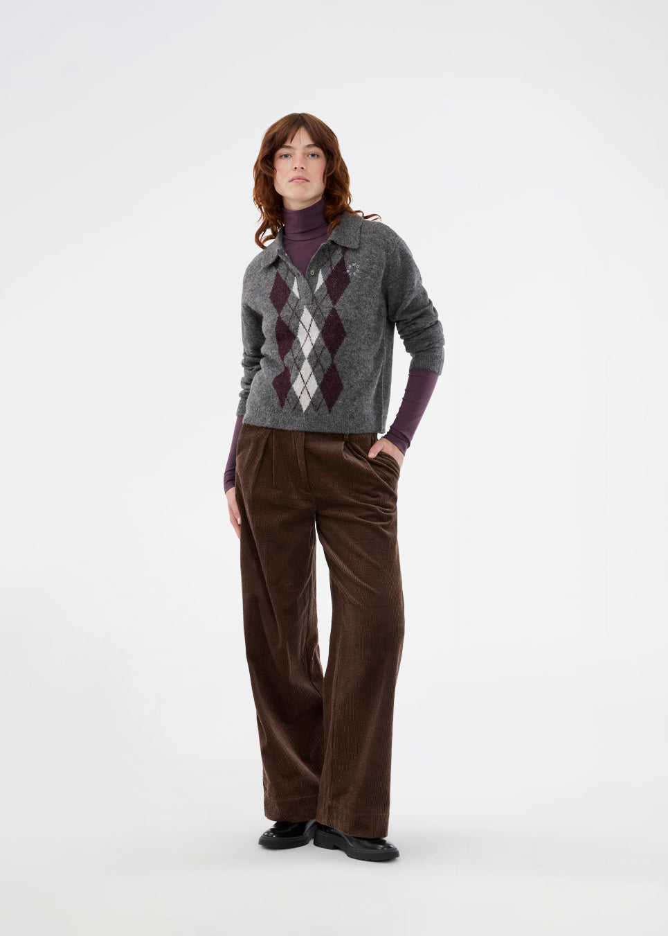 Lækker højhalset strik i en tætsiddende pasform, der altid er nem at bruge til en hver lejlighed. 