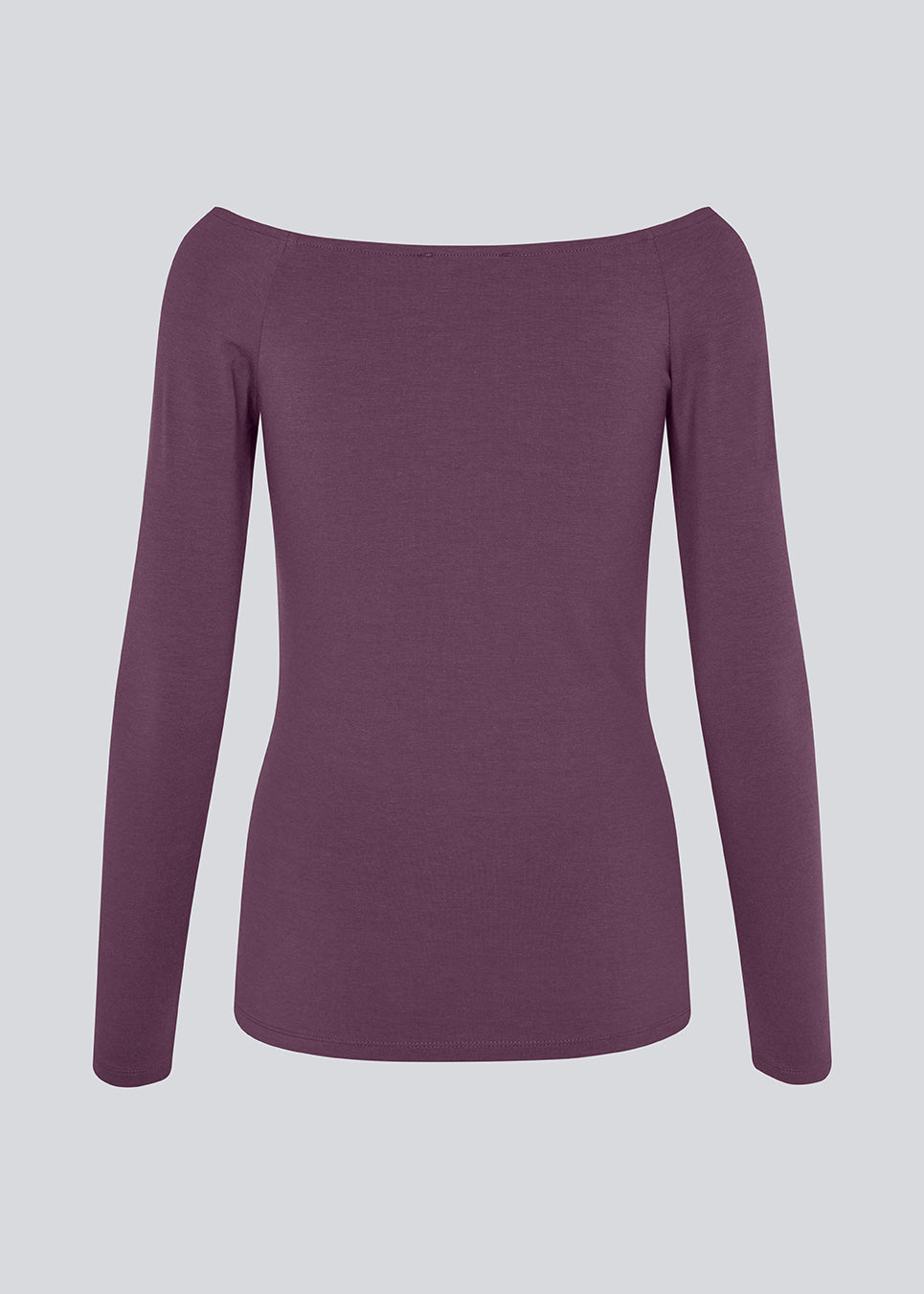 Tansy LS top har et enkelt udtryk med en bred halsudskæring og lange, smalle ærmer. Toppen har en tætsiddende pasform. Modellen er 173 cm og har en størrelse S/36 på.