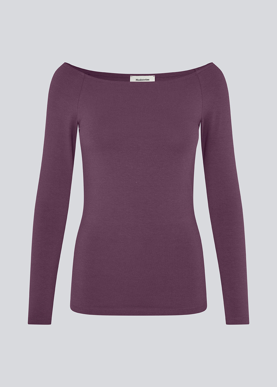 Tansy LS top har et enkelt udtryk med en bred halsudskæring og lange, smalle ærmer. Toppen har en tætsiddende pasform. Modellen er 173 cm og har en størrelse S/36 på.