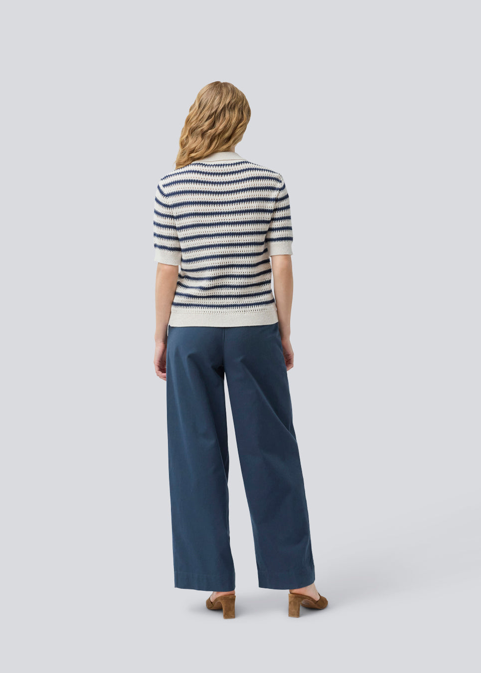 Strikket polo med korte ærmer i 100% økologisk bomuld. ToniaMD SS polo har en stolpe lukning med 3 guld knapper i metal.