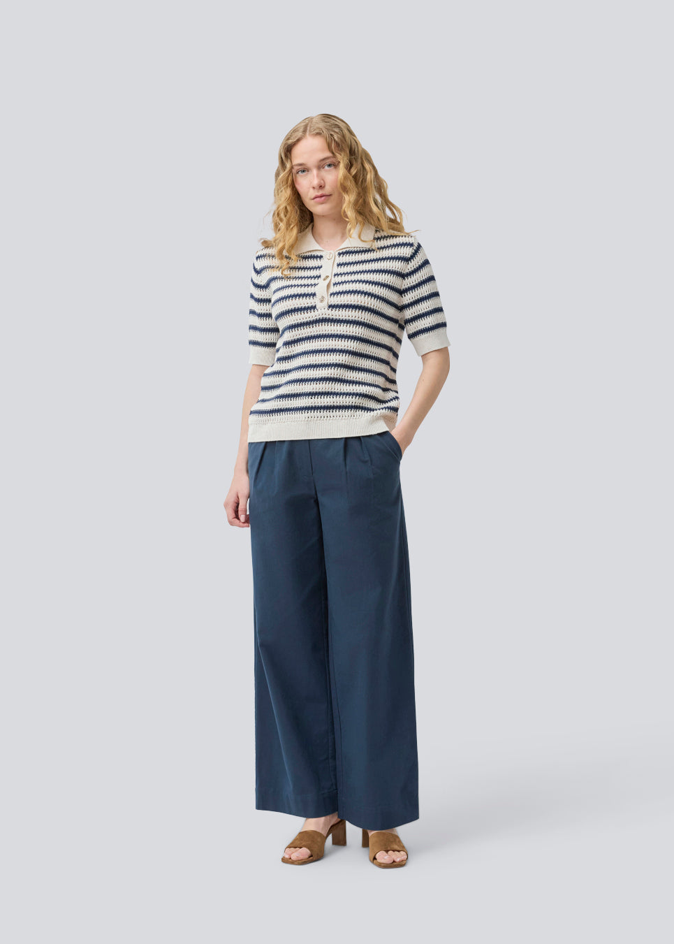 Strikket polo med korte ærmer i 100% økologisk bomuld. ToniaMD SS polo har en stolpe lukning med 3 guld knapper i metal.