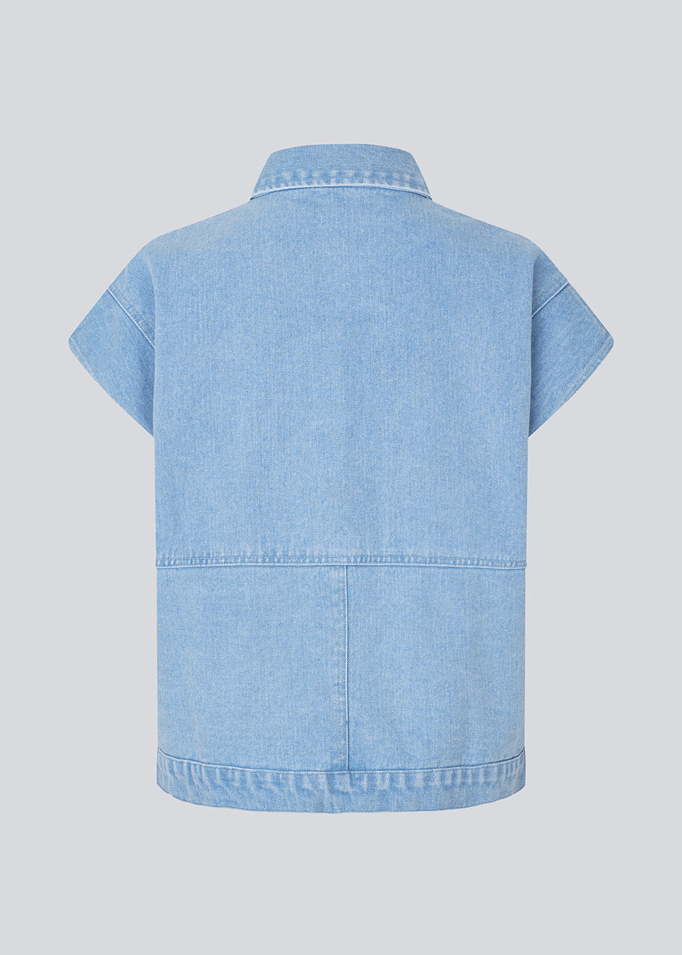 Vest med løs pasform og lav skuldersøm i denim. TenorMD vest har to lommer fortil, skjortekrave og en knappelukning fortil.