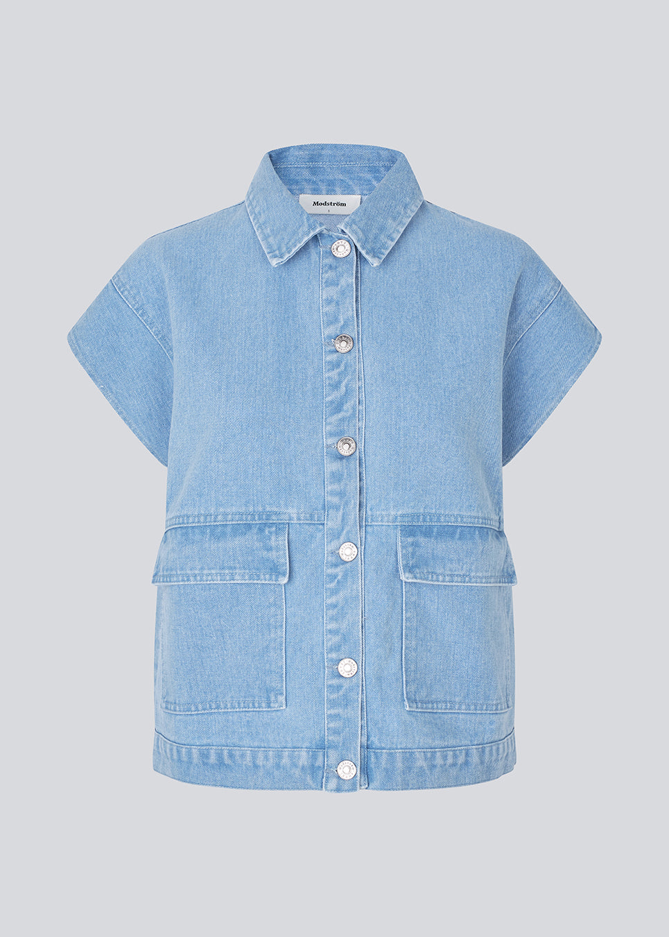 Vest med løs pasform og lav skuldersøm i denim. TenorMD vest har to lommer fortil, skjortekrave og en knappelukning fortil.
