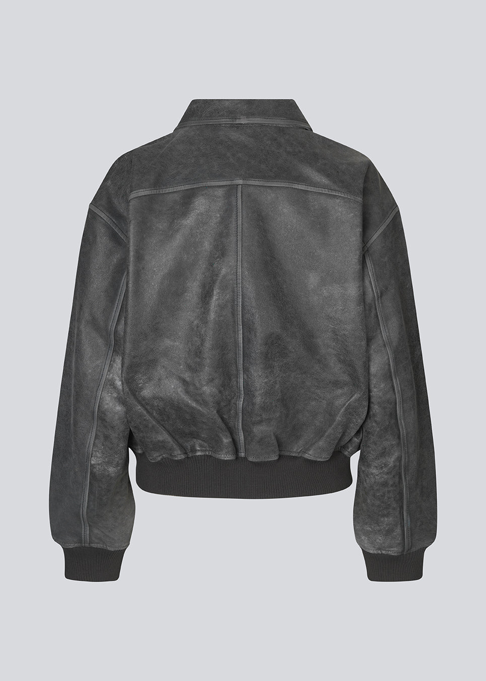 Oversized læderjakke i lammelæder. TiggyMD jacket er designet i bomber-stil med krave, lav skuldersøm og ribkanter ved krave, ærmer og forneden. En smule cropped længde. Modellen er 175 cm og har en størrelse S/36 på.¨