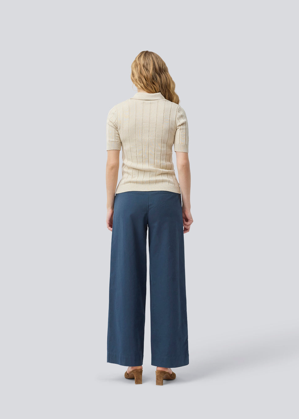 Blød strikket polo i 100% økologisk bomuld. Toniamd SS polo har korte ærmer og stolpelukning med 4 knapper.