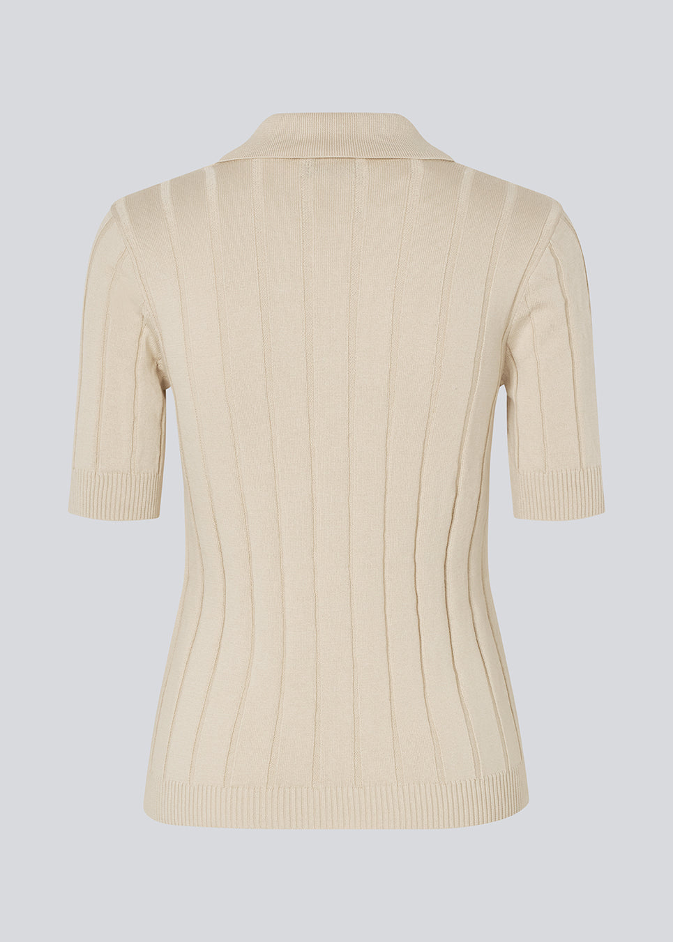 Blød strikket polo i 100% økologisk bomuld. Toniamd SS polo har korte ærmer og stolpelukning med 4 knapper.